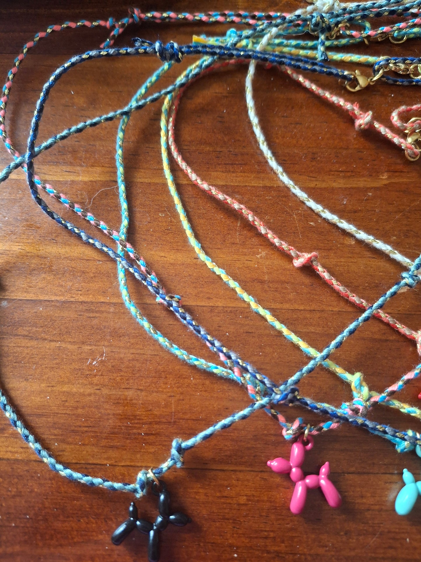 Handgemachte geflochtene Halskette mit Ballonhund