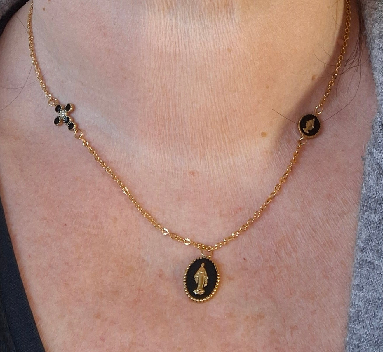 Collier chaîne dorée acier inoxydable striée stainless steel 316 madone et croix stainless steel 316 plaqué or et email noir handmade
