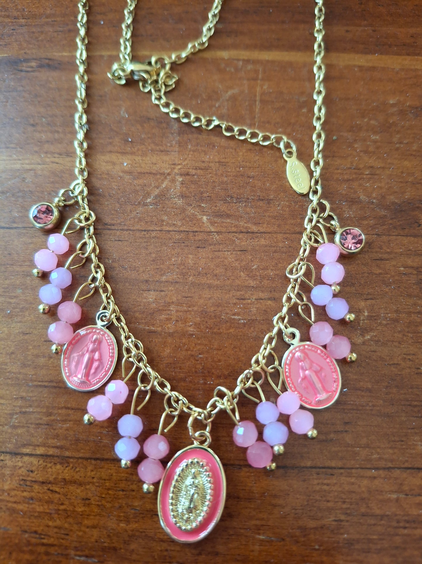 Halskette aus vergoldetem Edelstahl (316) mit Madonna-Anhängern und handgefertigten Perlen