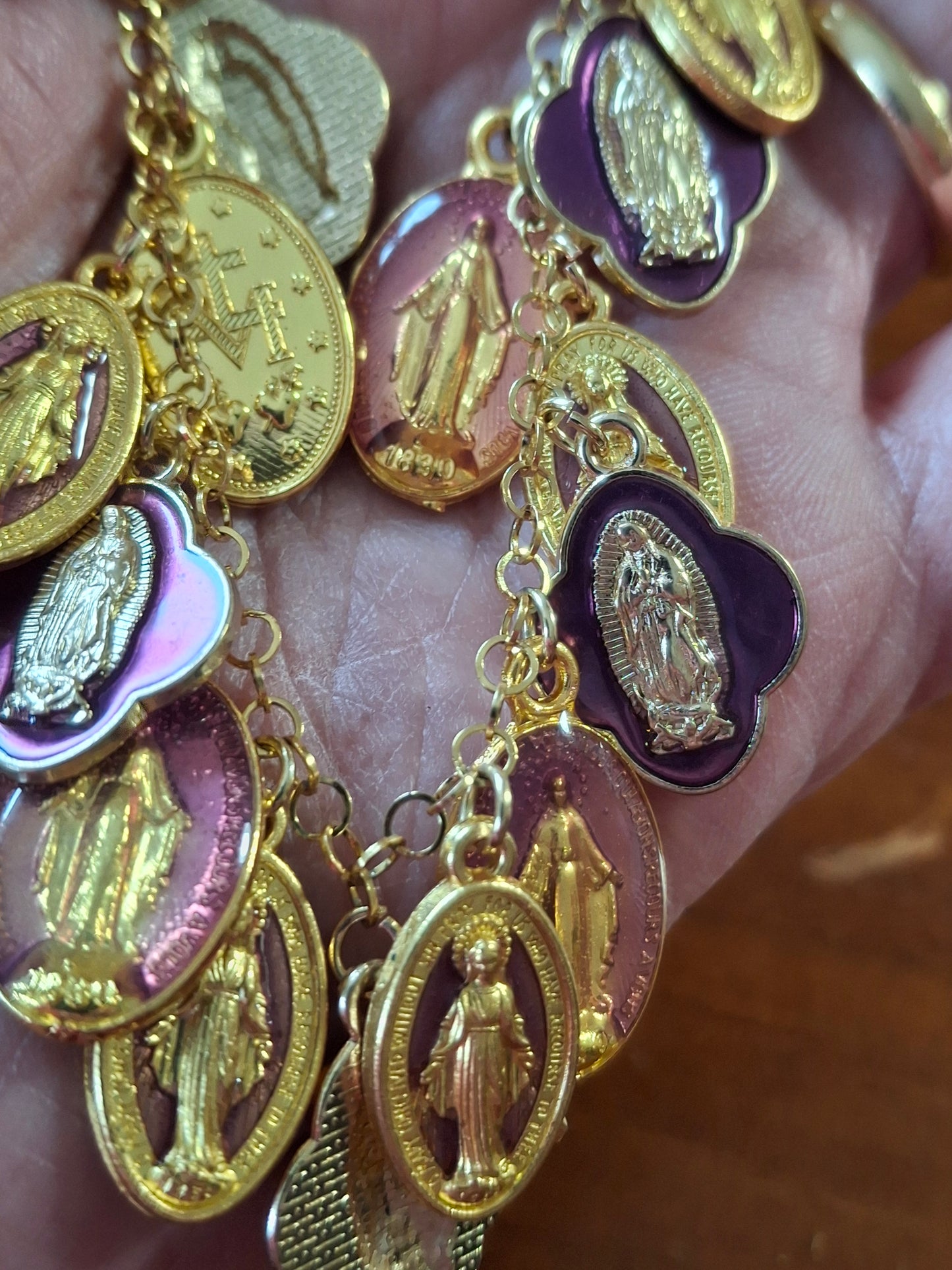 Collier chaîne rolo acier inoxydable stainless steel plaqué or et breloques madone handmade