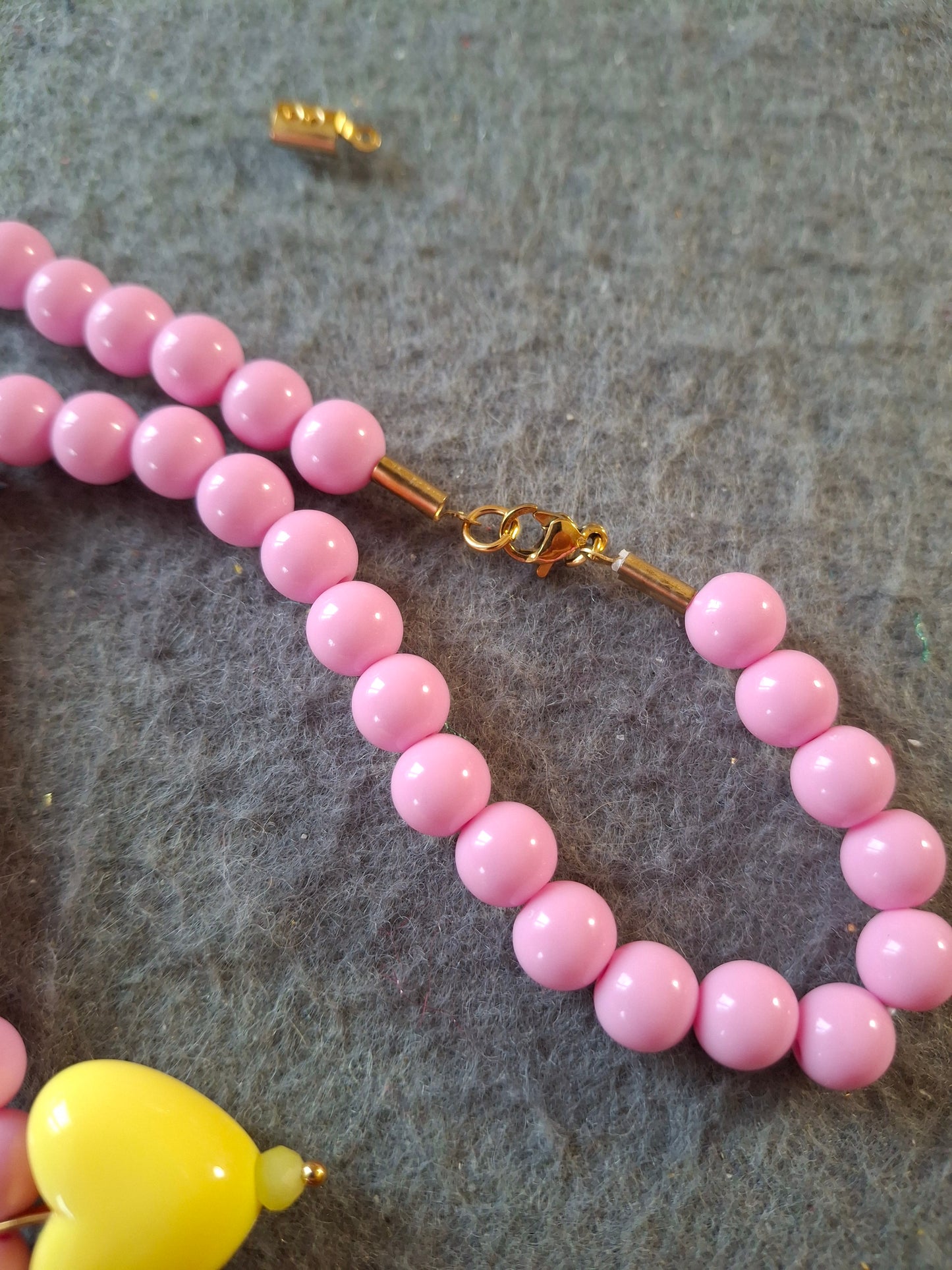 Collier perles acrylique coloré coeur handmade