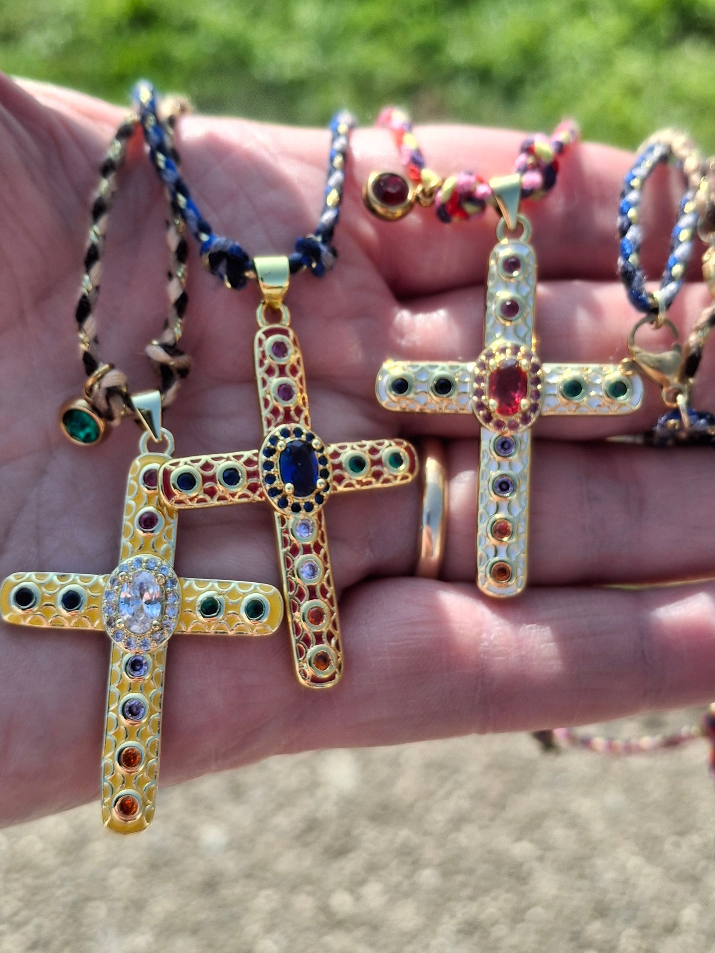 Handgefertigtes, verstellbares, geflochtenes Halsband mit Anhänger in Form eines Kreuzes im Boho-Stil, 18 Karat vergoldet, besetzt mit AAA-Zirkonia und österreichischen Kristallen.