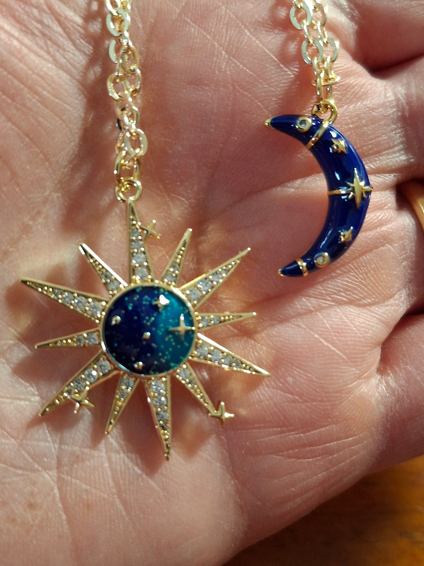 Collier chaîne dorée acier inoxydable stainless steel 316 soleil plaqué or 18K email serti zirconium