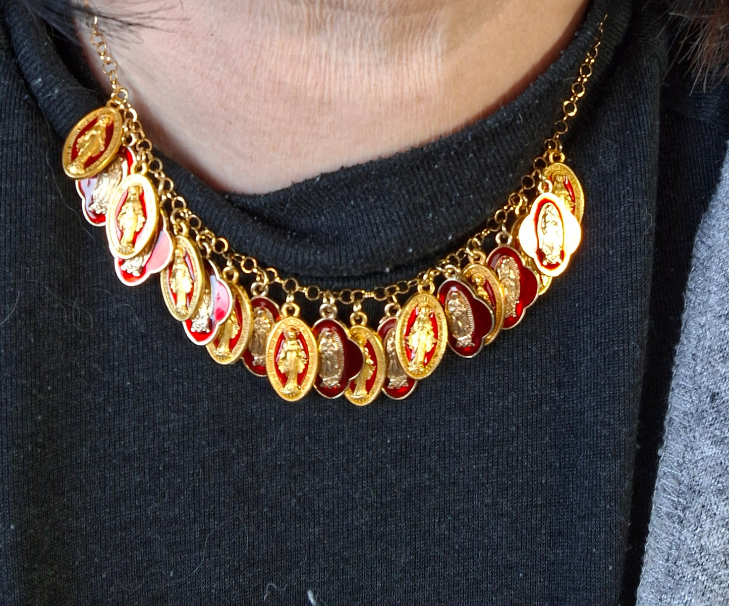 Collier chaîne dorée acier inoxydable rolo plaqué or et breloques madone handmade