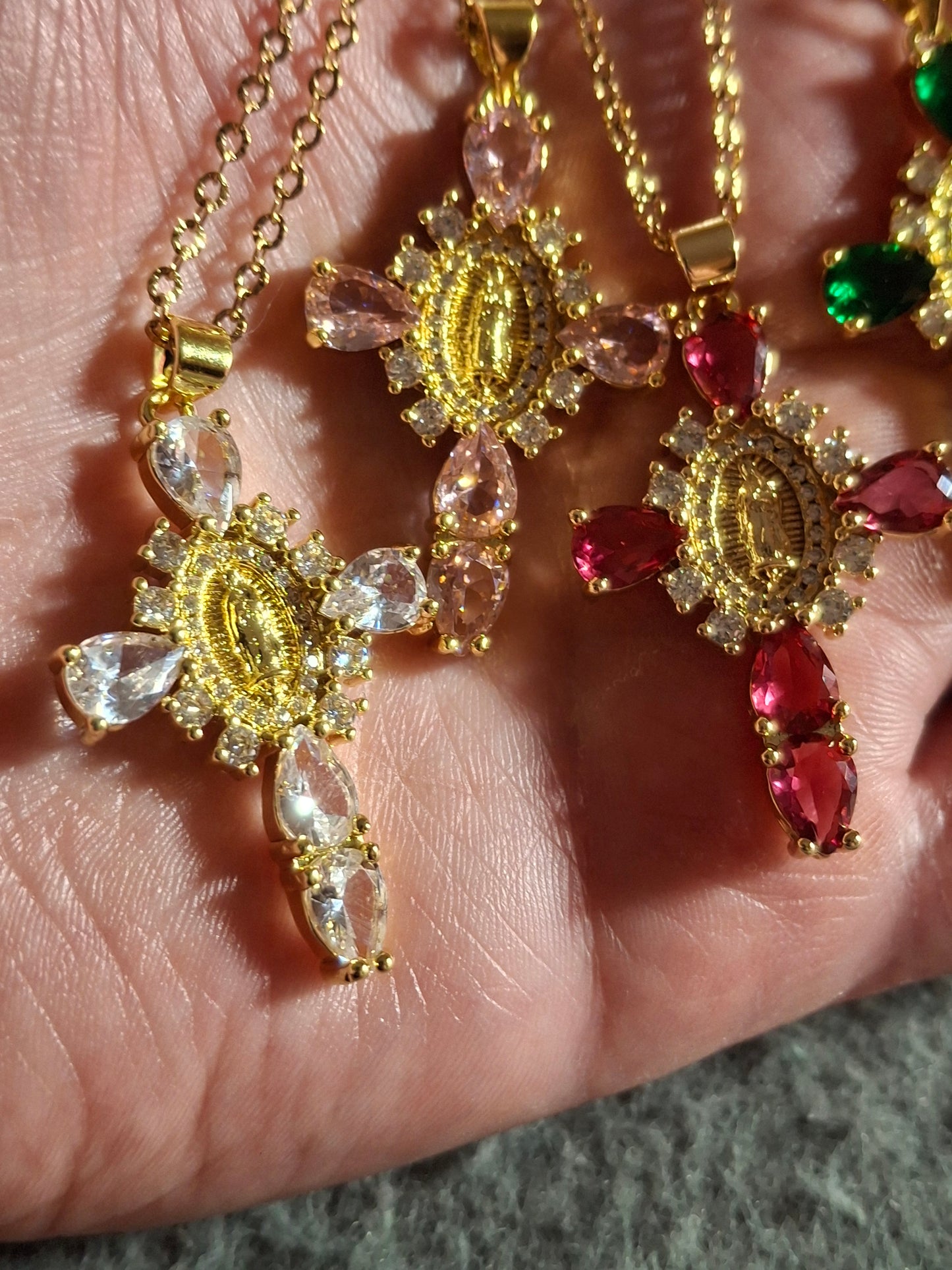 Collier chaîne dorée acier inoxydable stainless steel 316 ,croix baroque madone plaqué or 18K serti zirconium et cristal AAA