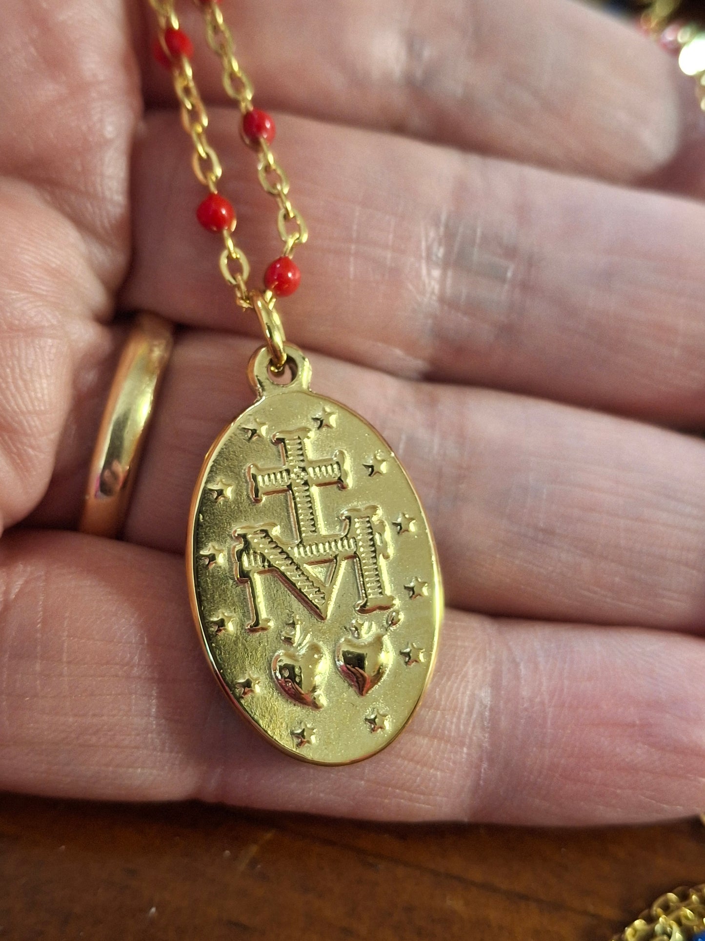 Halskette aus vergoldetem Edelstahl mit Emailleperlen, sehr hübscher Anhänger mit Madonnenmotiv aus poliertem Edelstahl 316.