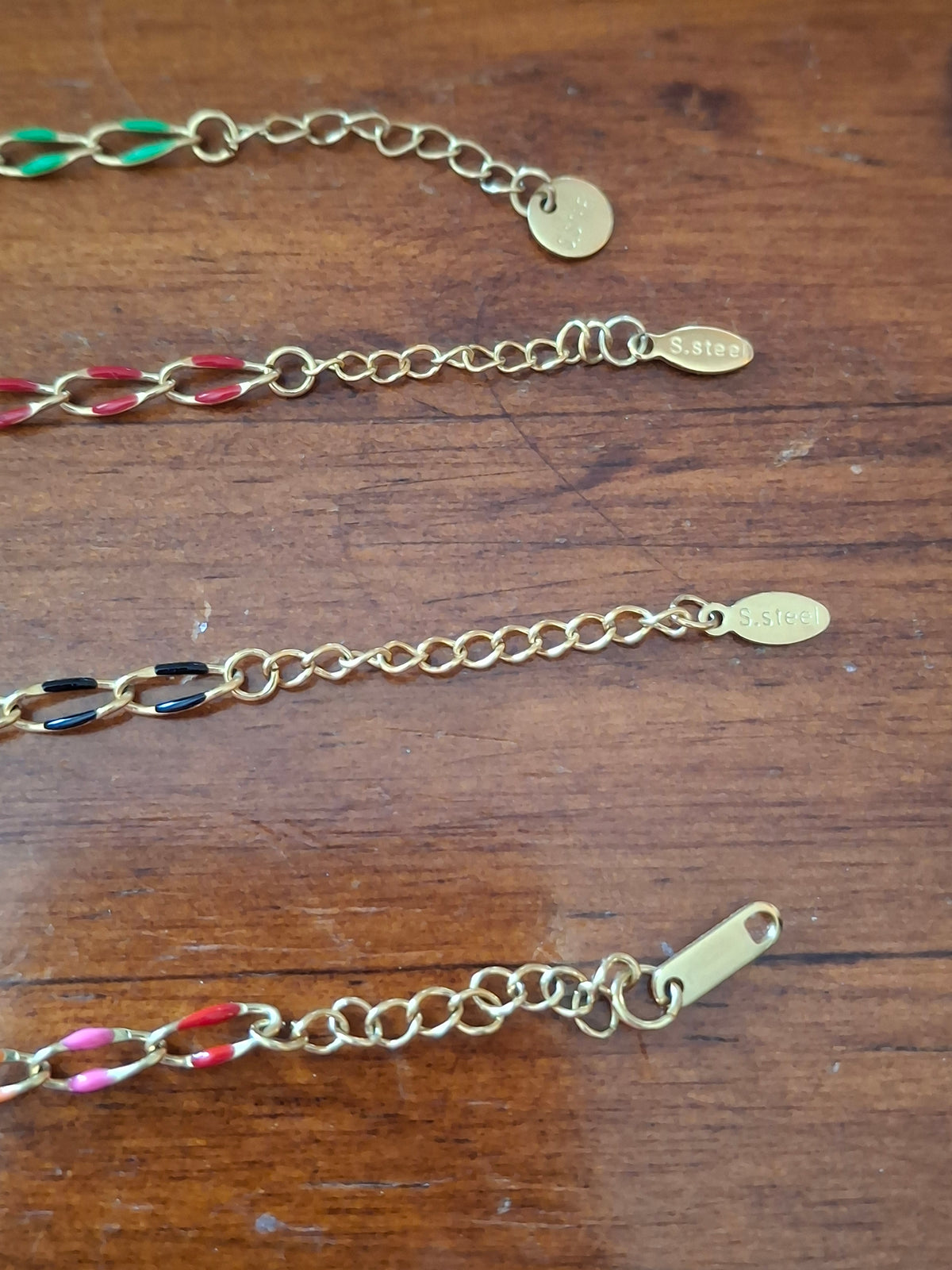 Bracelet chaîne maille gourmette acier inoxydable stainless steel et résine colorée breloques coeur et madone handmade réglable ajustable