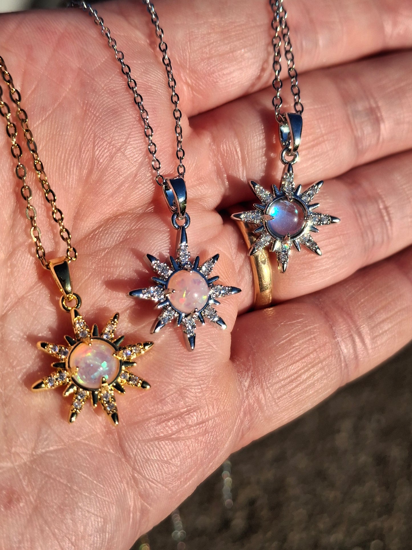 Halskette aus Edelstahl 316 mit Sonnenanhänger aus Edelstahl 316, besetzt mit Zirkonia, verstellbar.