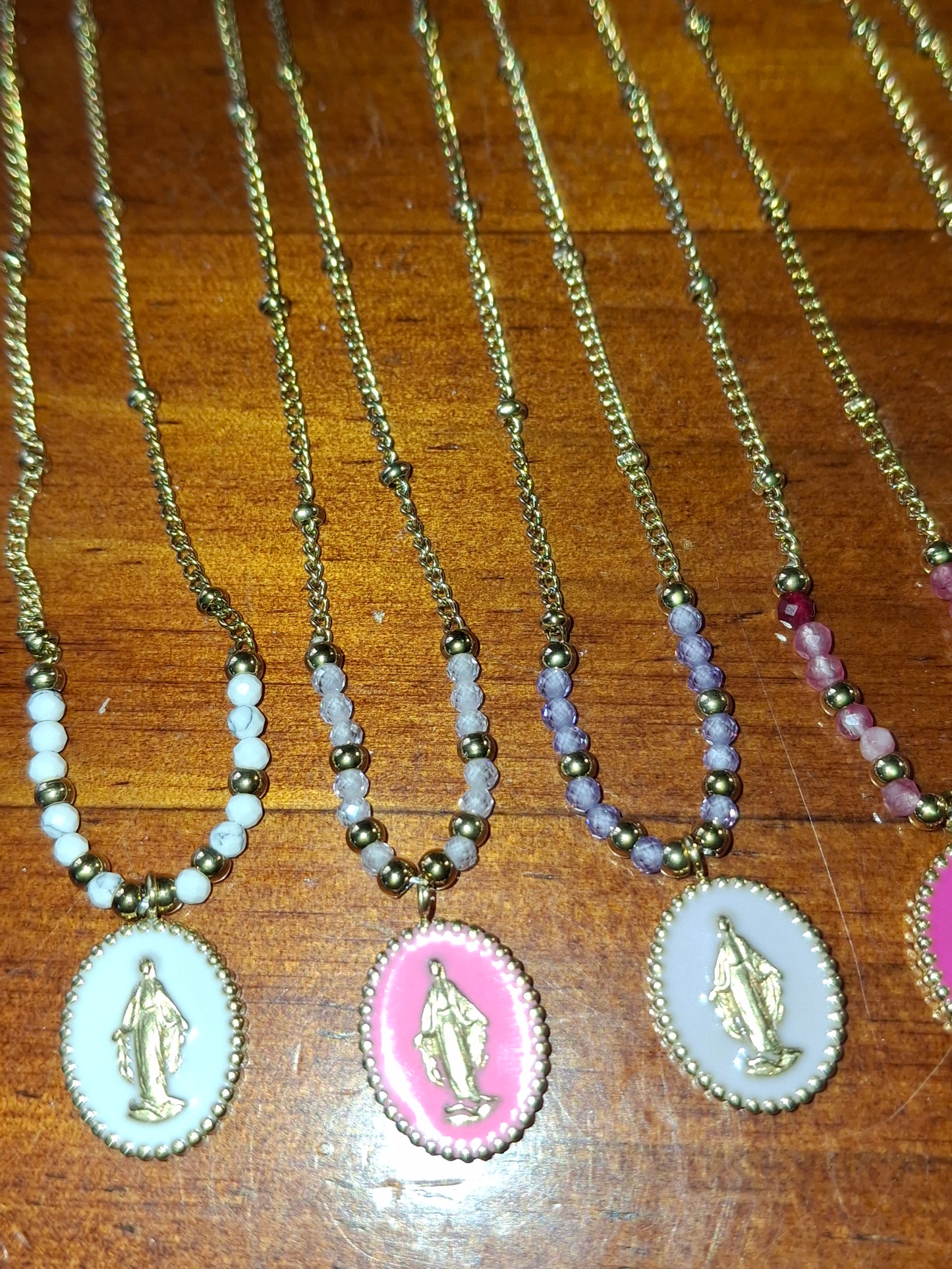 Gold-plated stainless steel 316 chain necklace with pearls and a stainless steel 316 Madonna pendant.