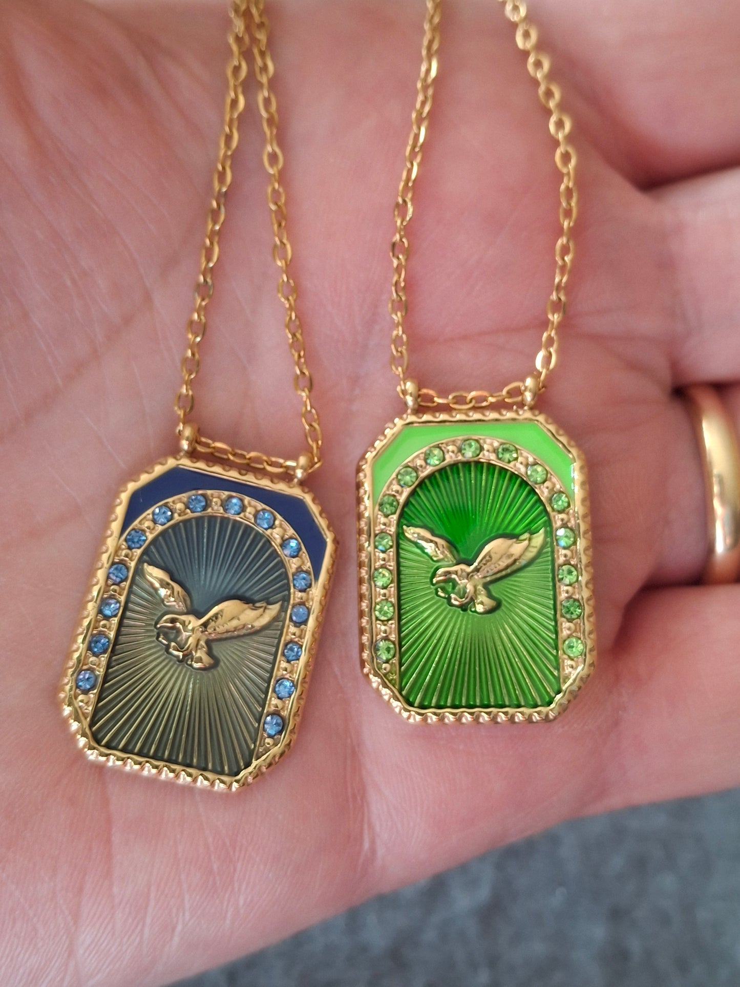 Collier chaîne dorée acier inoxydable stainless steel 316 ,pendentif carte motif aigle stainless steel 316 poli