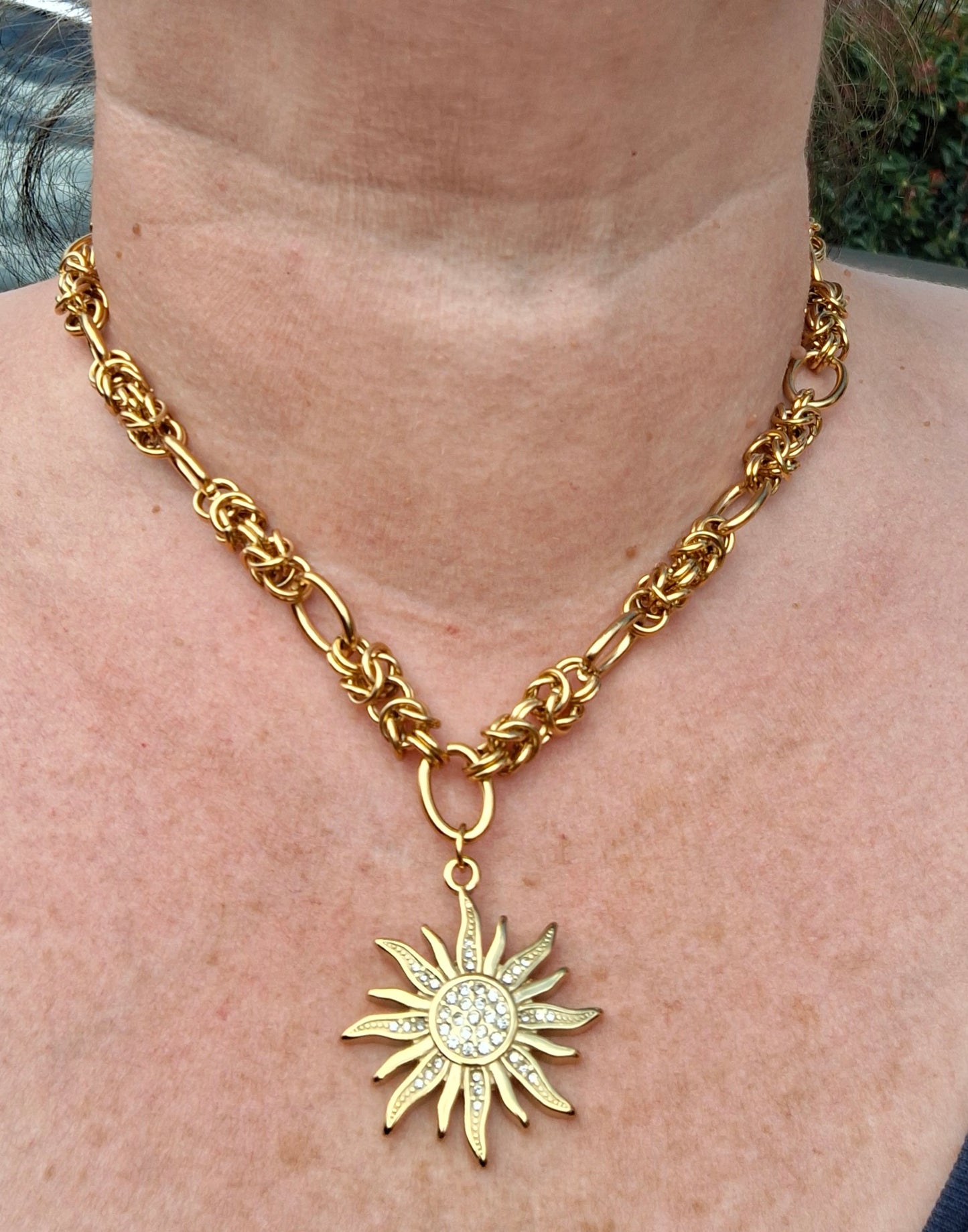 Sehr schöne Halskette mit goldener Edelstahlkette (316er Edelstahl) und großem, poliertem Sonnenanhänger aus 316er Edelstahl mit Zirkonia-Besatz.