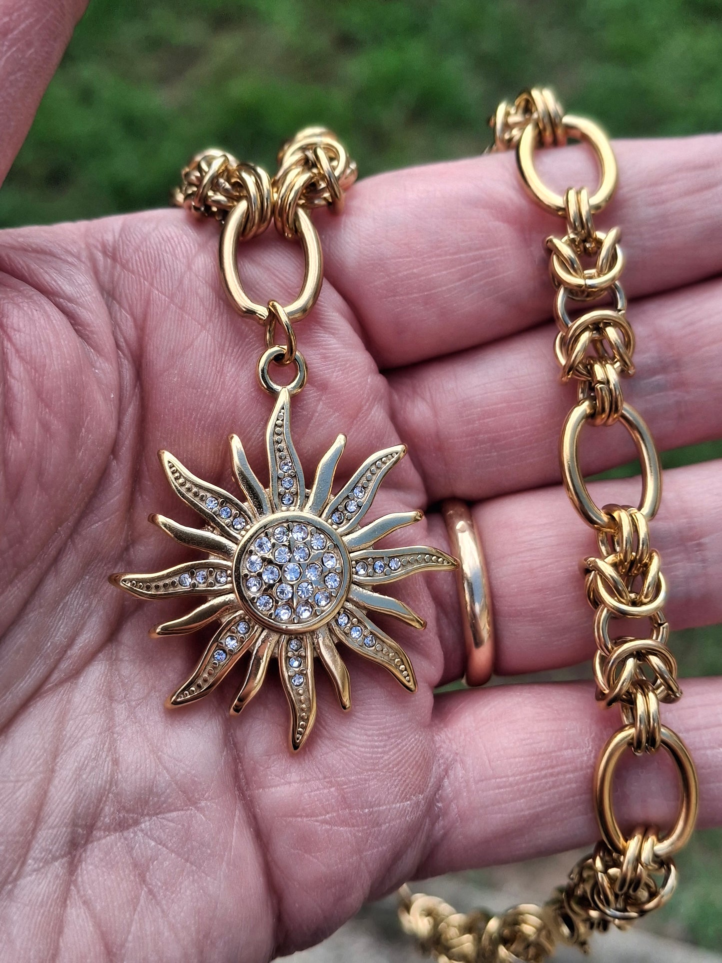 Sehr schöne Halskette mit goldener Edelstahlkette (316er Edelstahl) und großem, poliertem Sonnenanhänger aus 316er Edelstahl mit Zirkonia-Besatz.