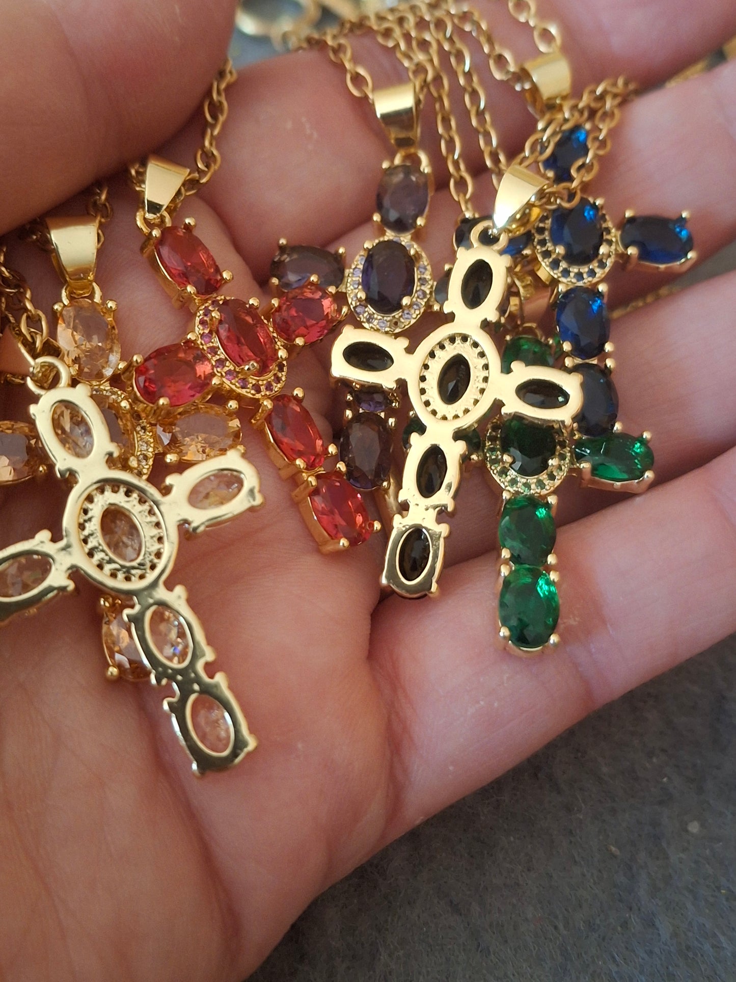 Goldene Halskette aus 316er Edelstahl und 18K vergoldetem Kreuz mit Kristall- und AAA-Zirkonia-Besatz