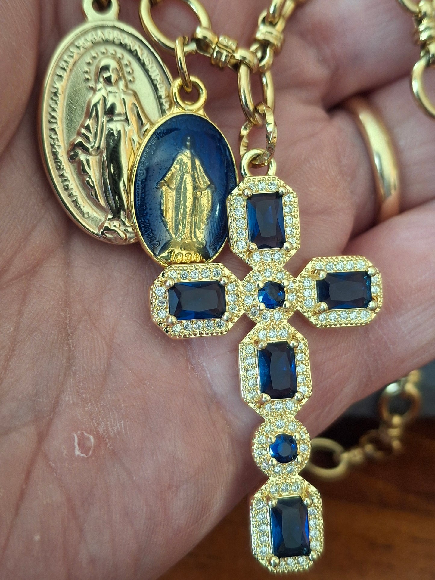 Collier chaîne acier inoxydable stainless steel 316 grand croix baroque plaqué or 18K serti cristal et zirconium AAA, madone