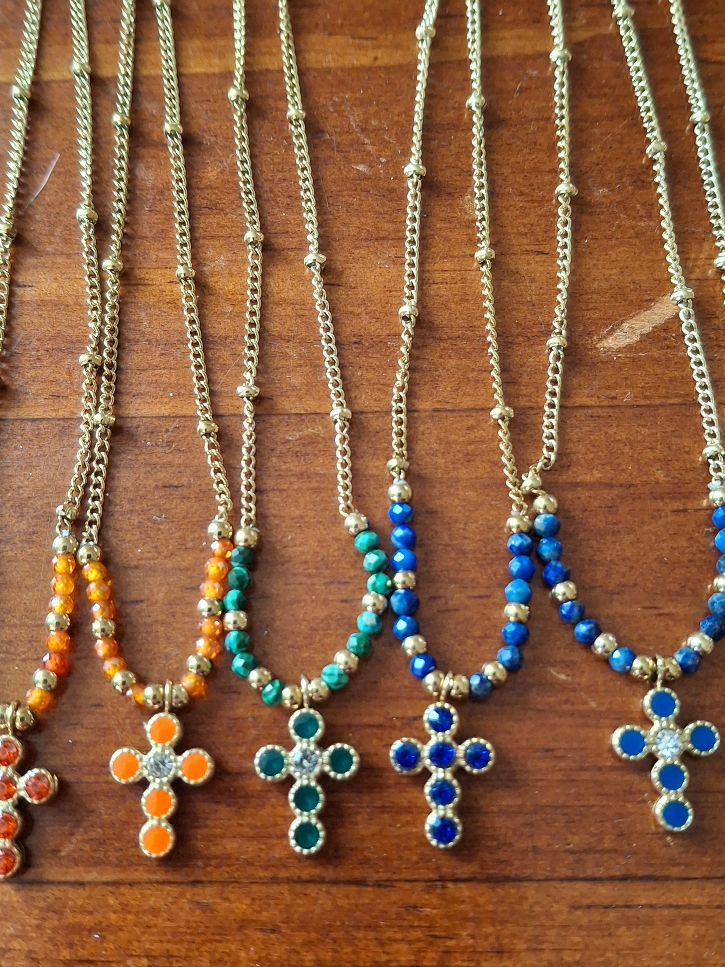 Collier chaîne dorée acier inoxydable stainless steel 316 ,perles, croix stainless steel plaqué or cristal ou email et zirconium réglable