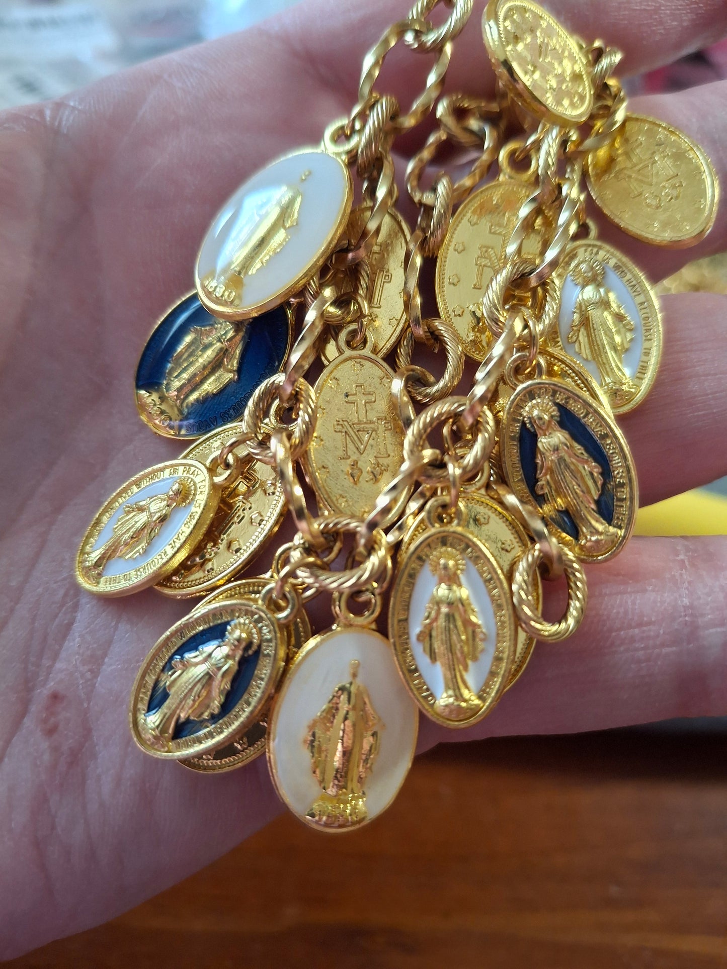 Bracelet chaîne acier inoxydable stainless steel breloques madone handmade réglable sur mesure