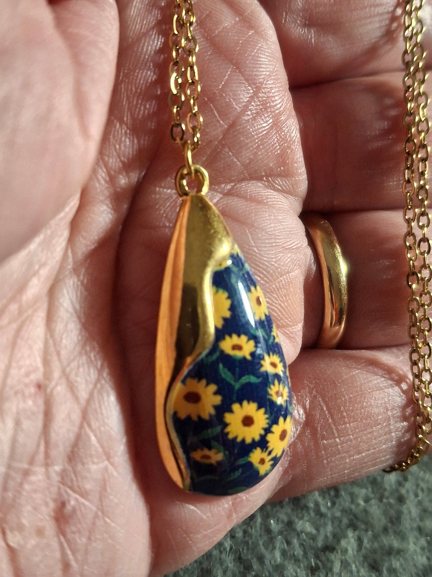 Collier chaîne dorée acier inoxydable stainless steel 316 pendentif goutte motif marguerite