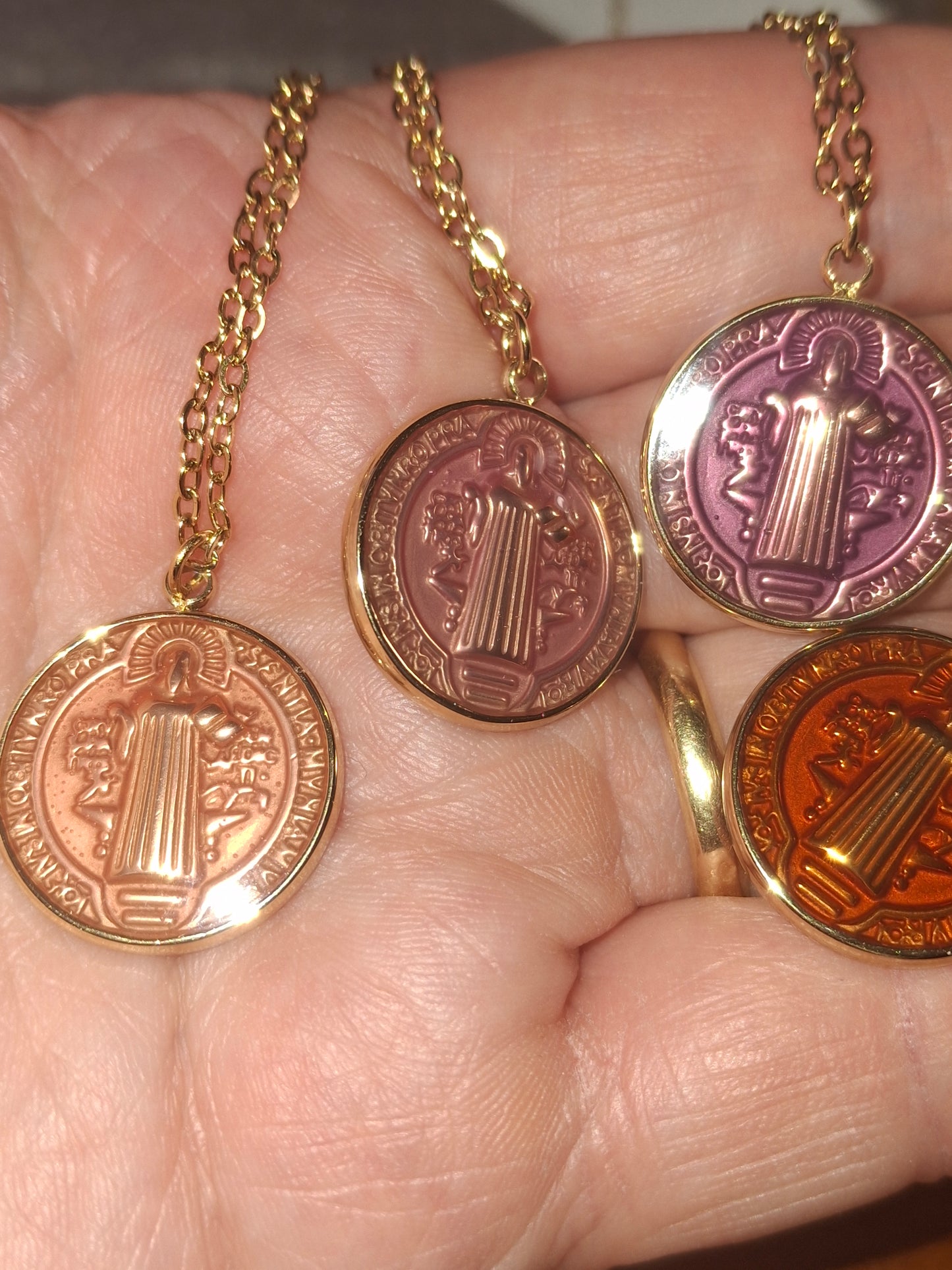 Halskette aus vergoldetem Edelstahl (316) mit Anhänger aus Edelstahl und Emaille in Form eines Propheten.