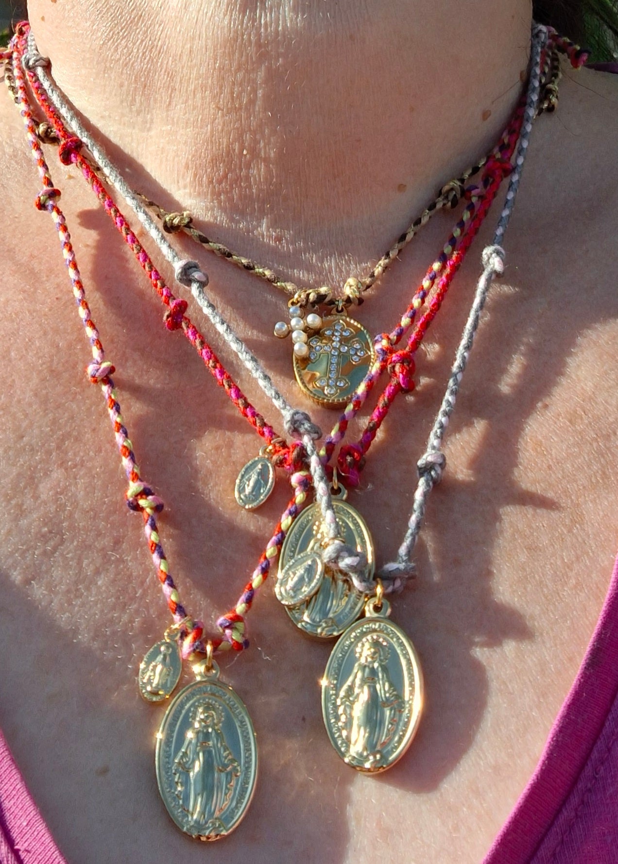 Handgefertigtes, verstellbares Halsband aus geflochtenem Kordel, Medaille mit Madonnenmotiv aus hochwertigem, poliertem Edelstahl 316.