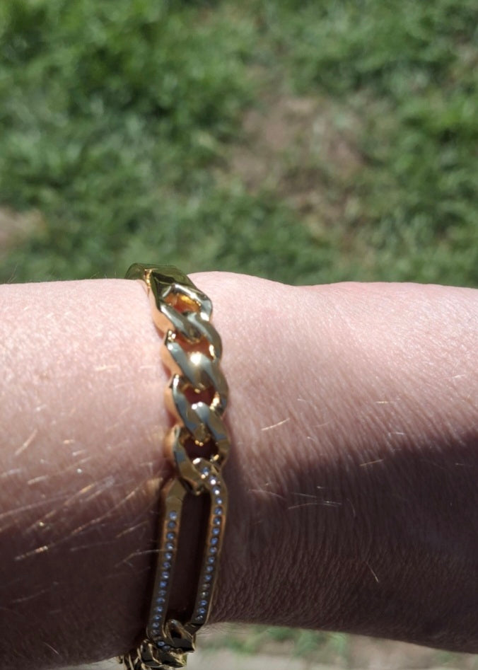 Rigid bracelet with zirconium-set charm, made of stainless steel 316.