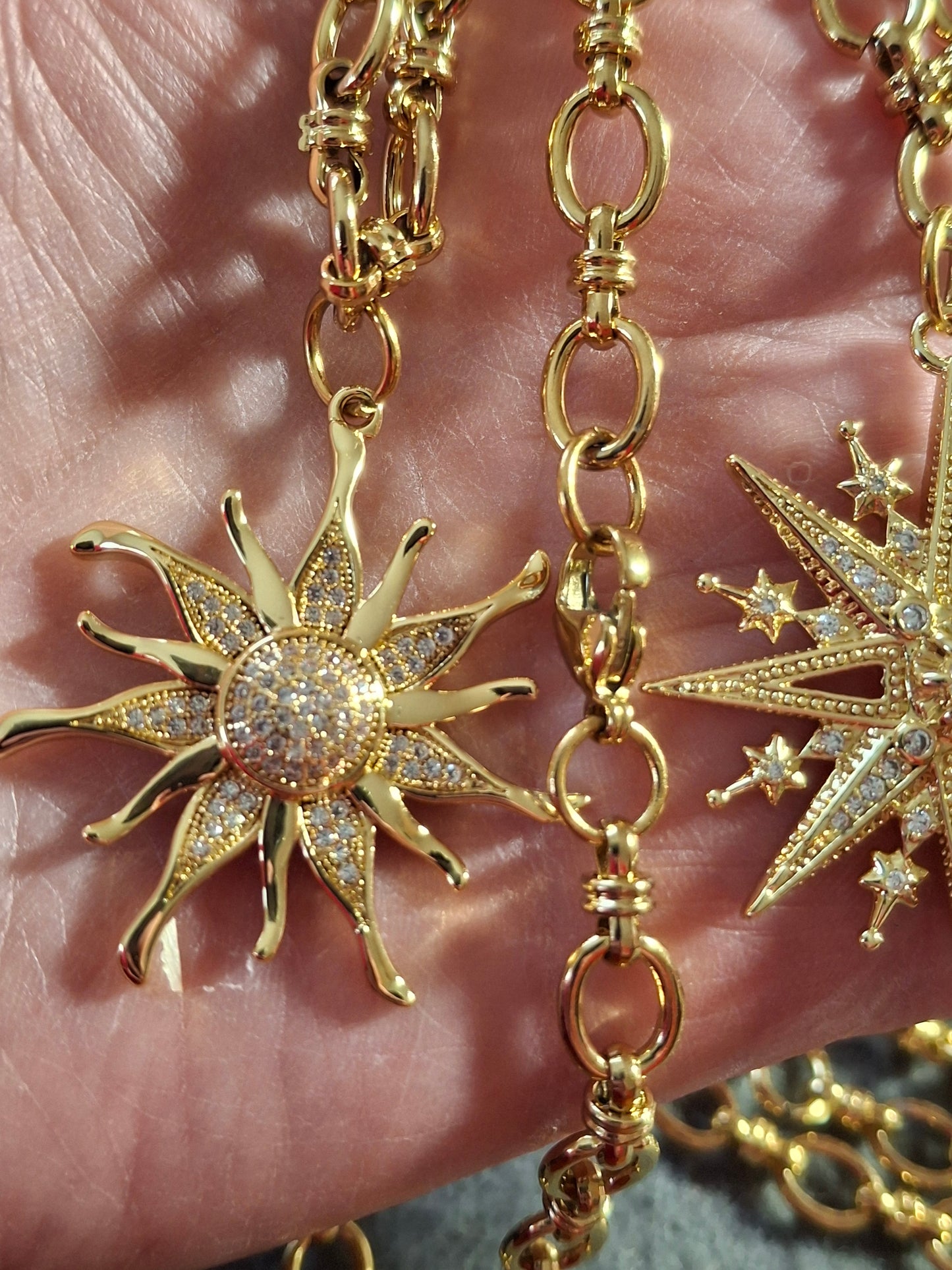 Collier chaîne maille gourmette stainless steel 316 grand pendentif soleil ou étoile plaqué or 18K serti zirconium AAA