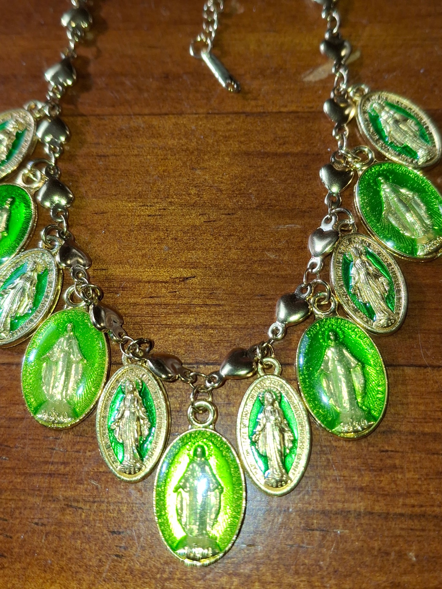 Collier chaîne dorée acier inoxydable stainless steel motif fleur breloques madone handmade réglable