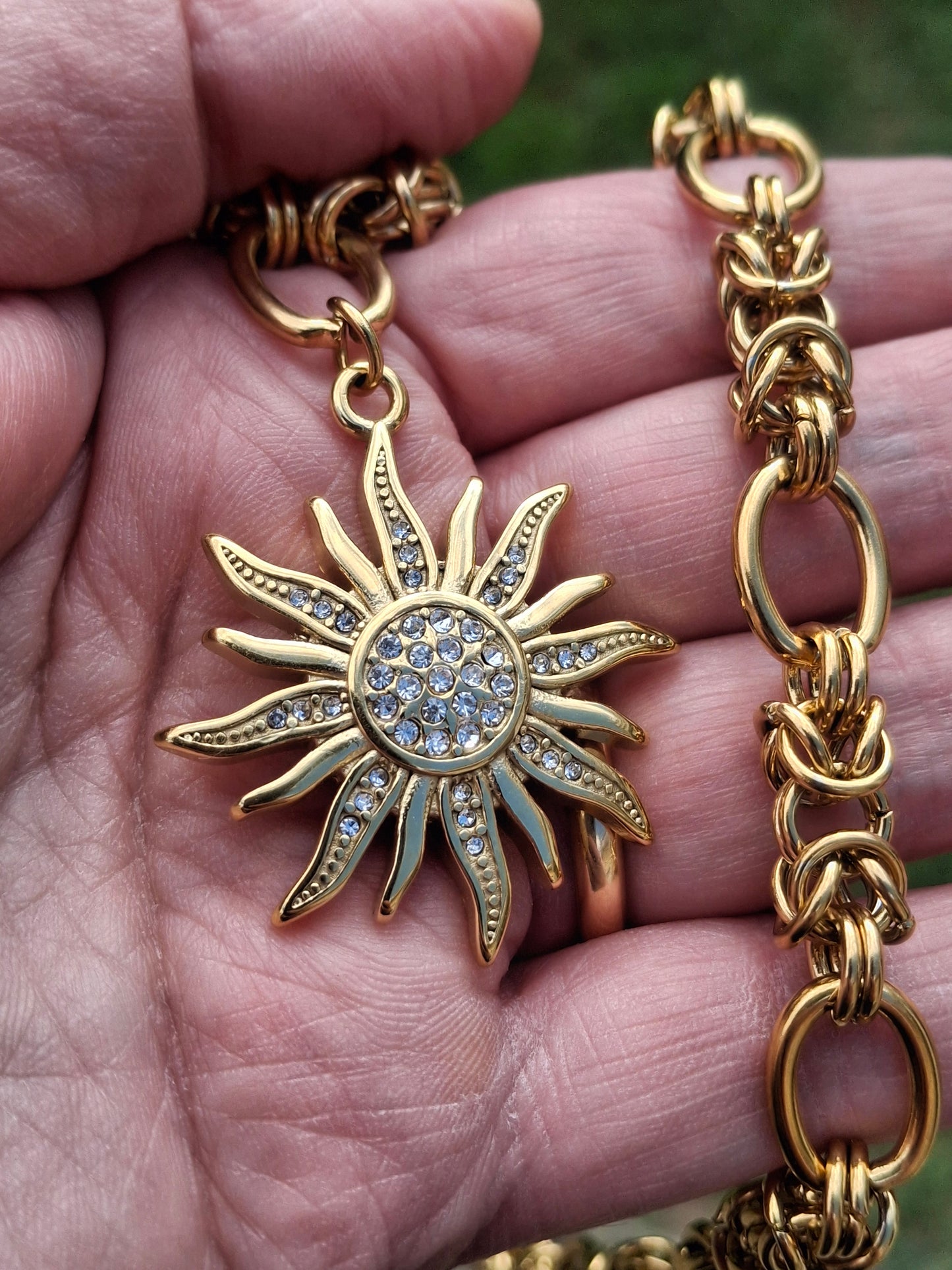 Sehr schöne Halskette mit goldener Edelstahlkette (316er Edelstahl) und großem, poliertem Sonnenanhänger aus 316er Edelstahl mit Zirkonia-Besatz.