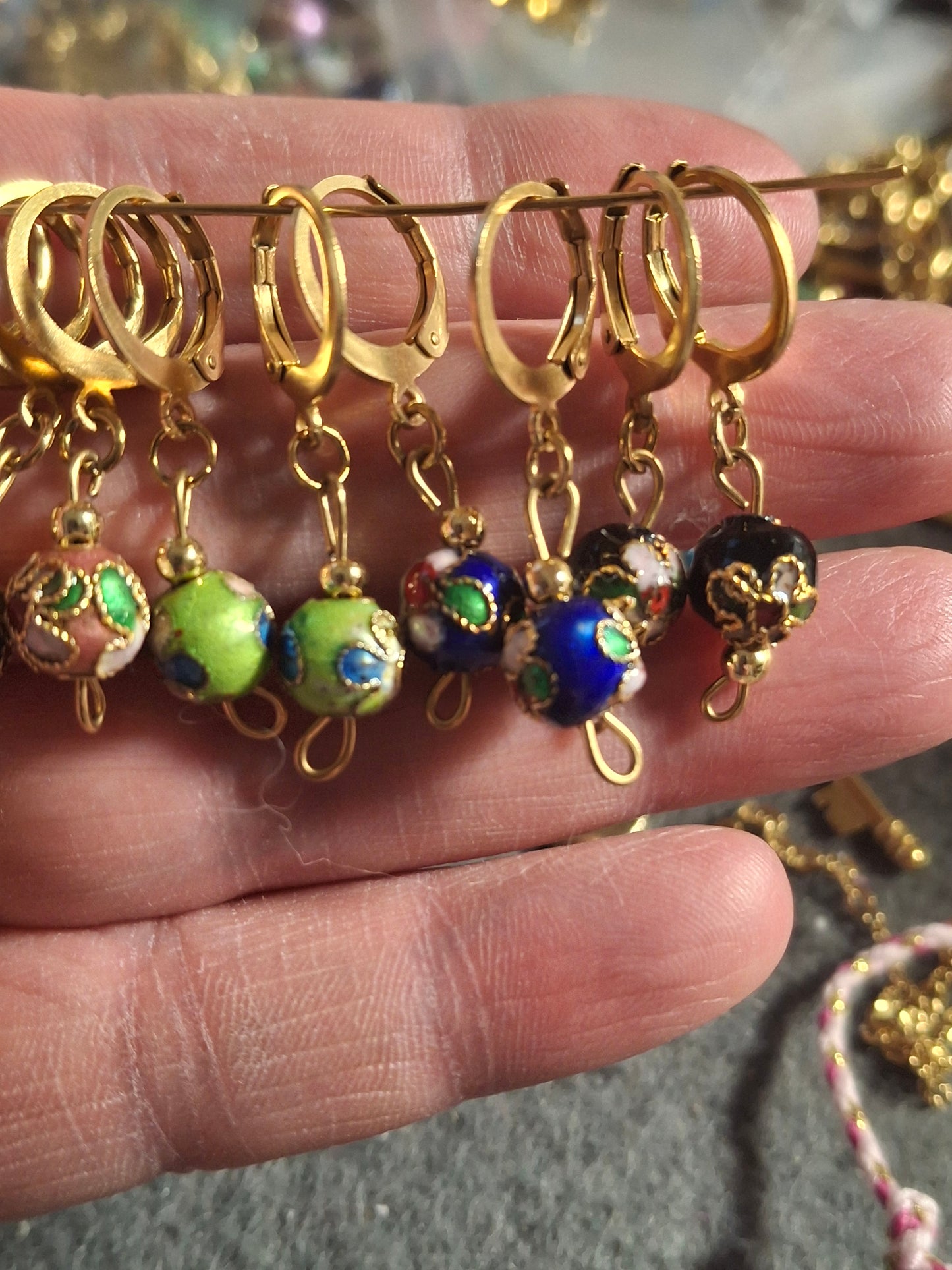 Boucles d oreilles mini creole et perle en émail cloisonné handmade