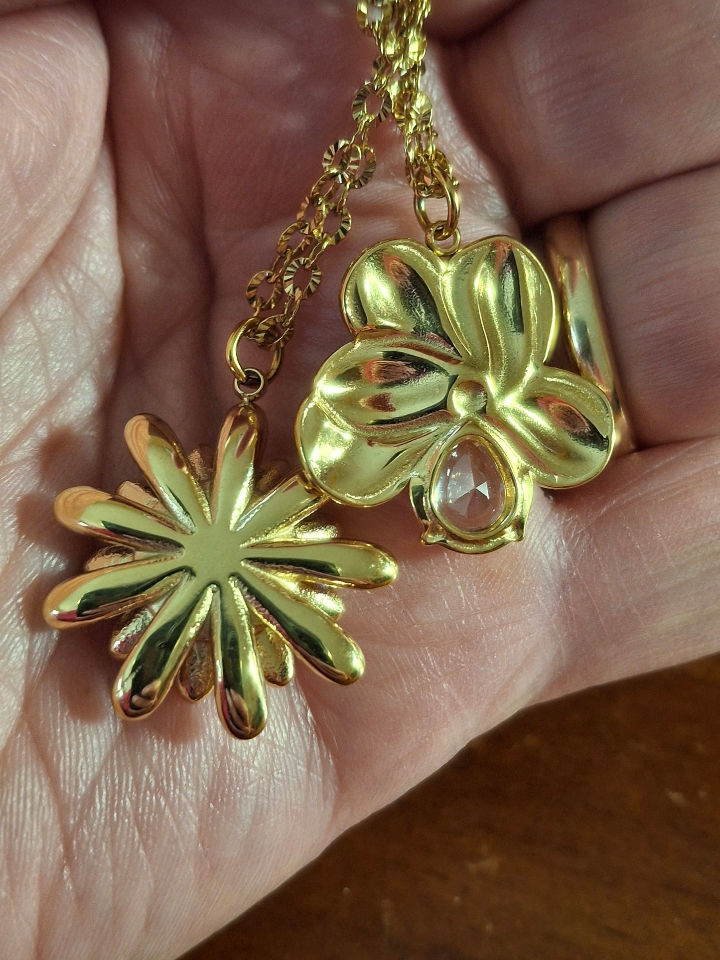 Collier chaîne dorée acier inoxydable stainless steel 316 et fleurs stainless steel 316 polis