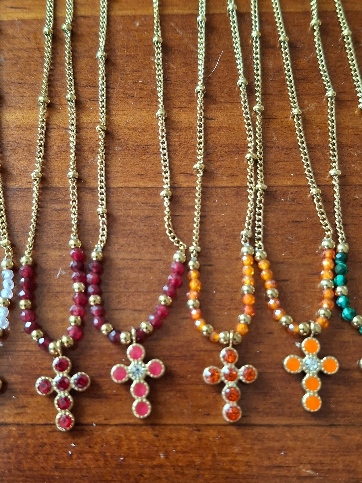 Collier chaîne dorée acier inoxydable stainless steel 316 ,perles, croix stainless steel plaqué or cristal ou email et zirconium réglable