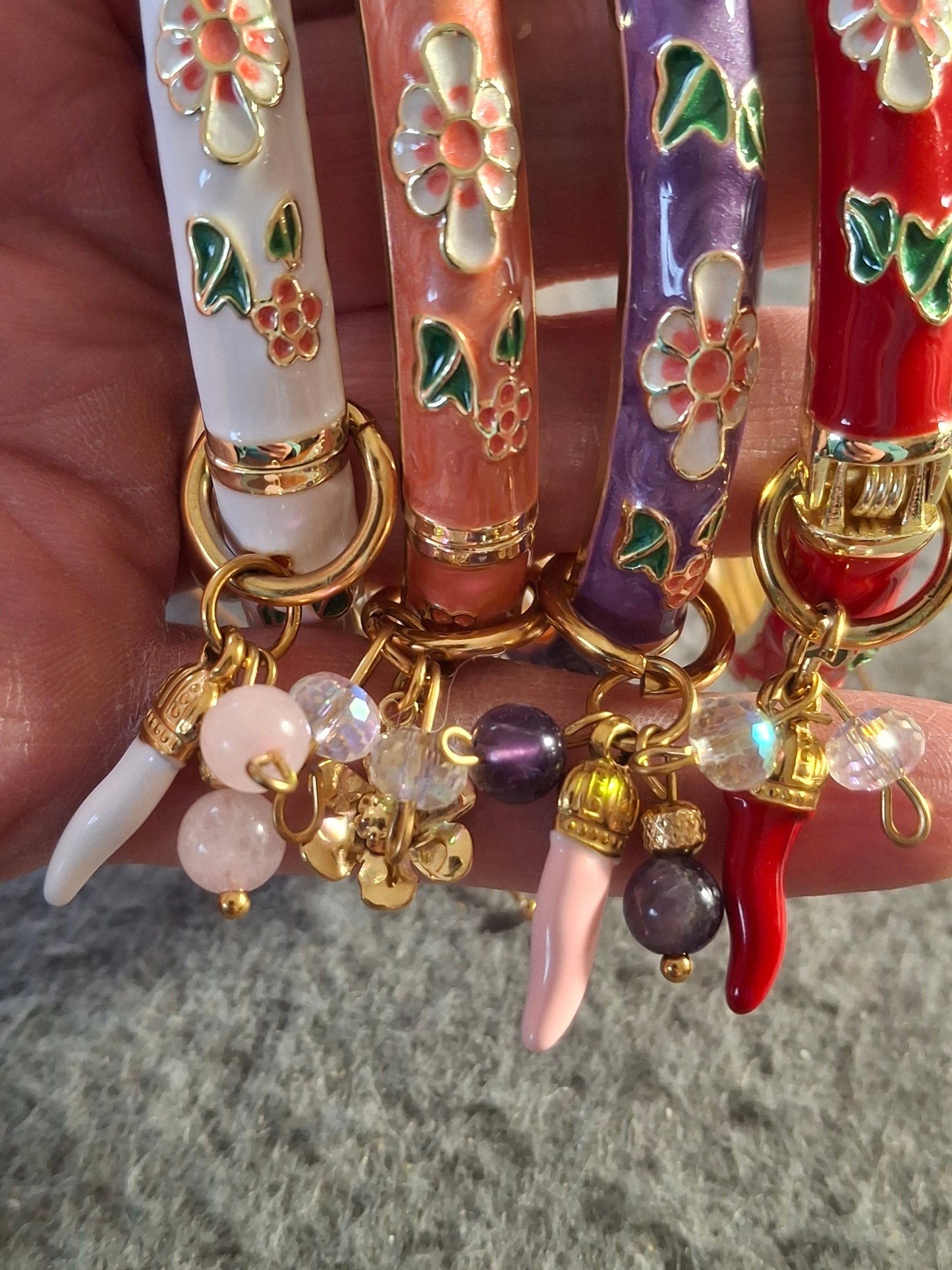 Joli jonc rigide à ressort en email cloisonné et breloques