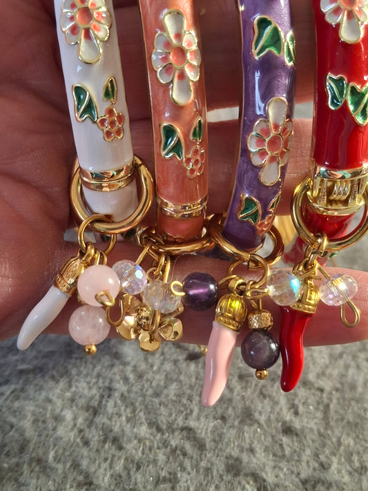 Joli jonc rigide à ressort en email cloisonné et breloques