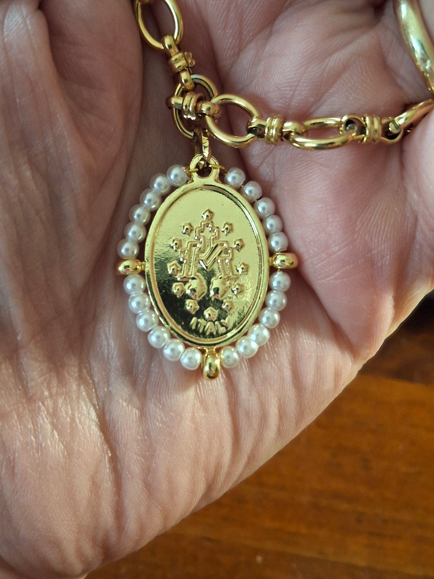 Bracelet chaîne maille gourmette acier inoxydable stainless steel 316 et grande médaille madone stainless steel et perles en cristal à facettes