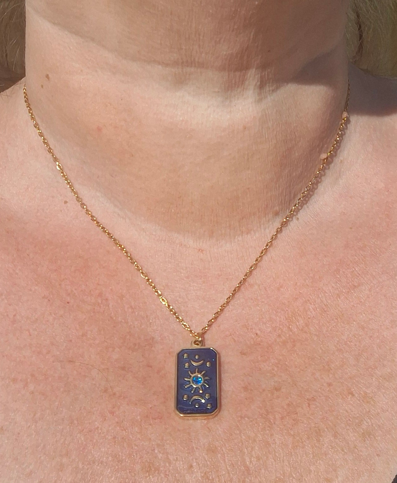 Collier chaîne dorée acier inoxydable stainless steel 316 ,pendentif carte tarot en acier inoxydable stainless steel 316 et email bleu