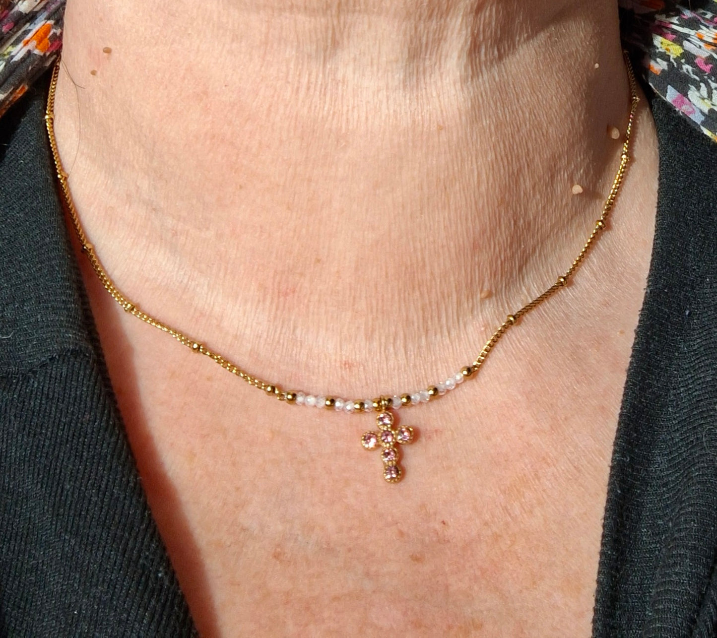 Collier chaîne dorée acier inoxydable stainless steel 316 ,perles, croix stainless steel plaqué or cristal ou email et zirconium réglable