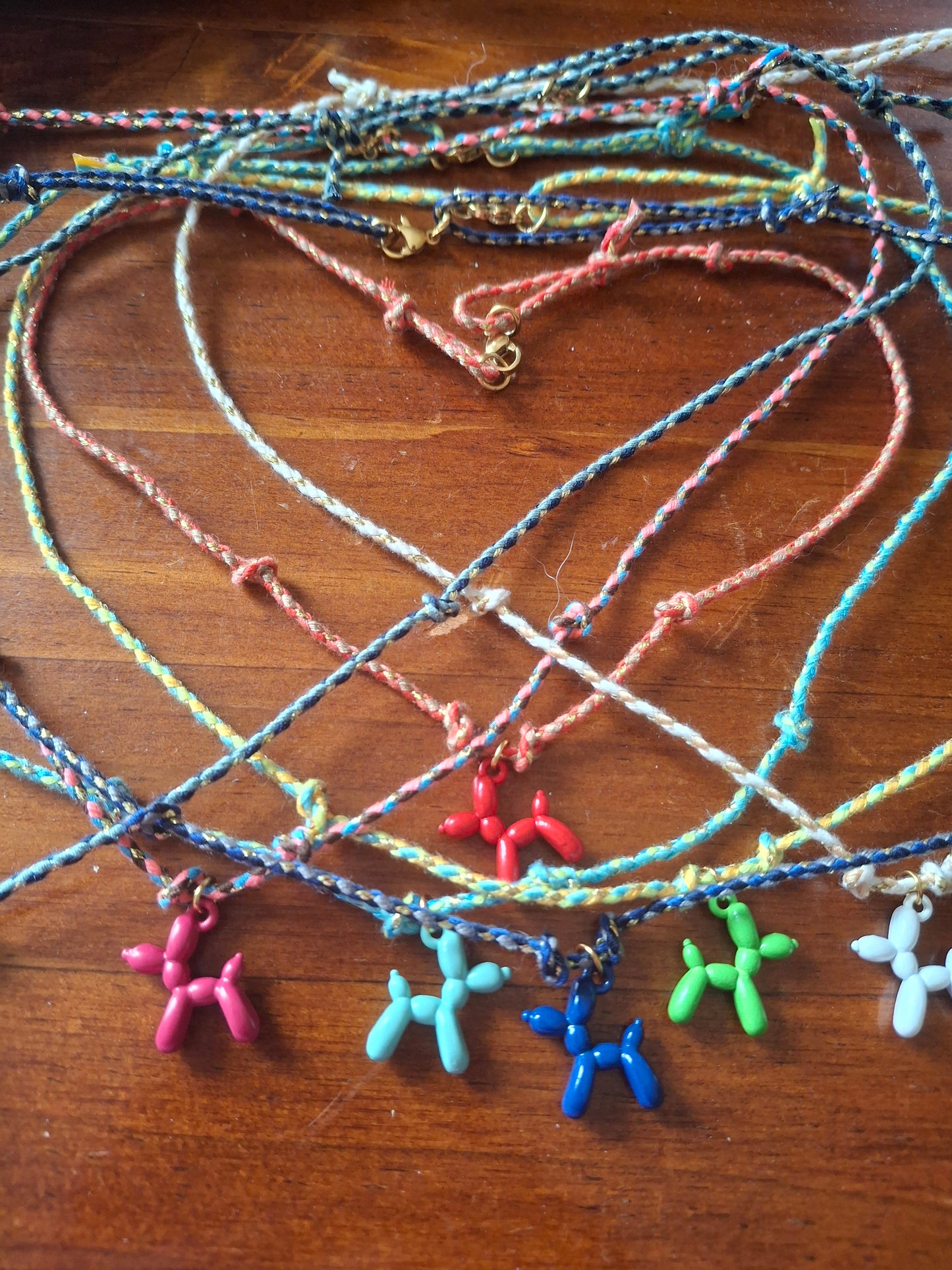 Handgemachte geflochtene Halskette mit Ballonhund