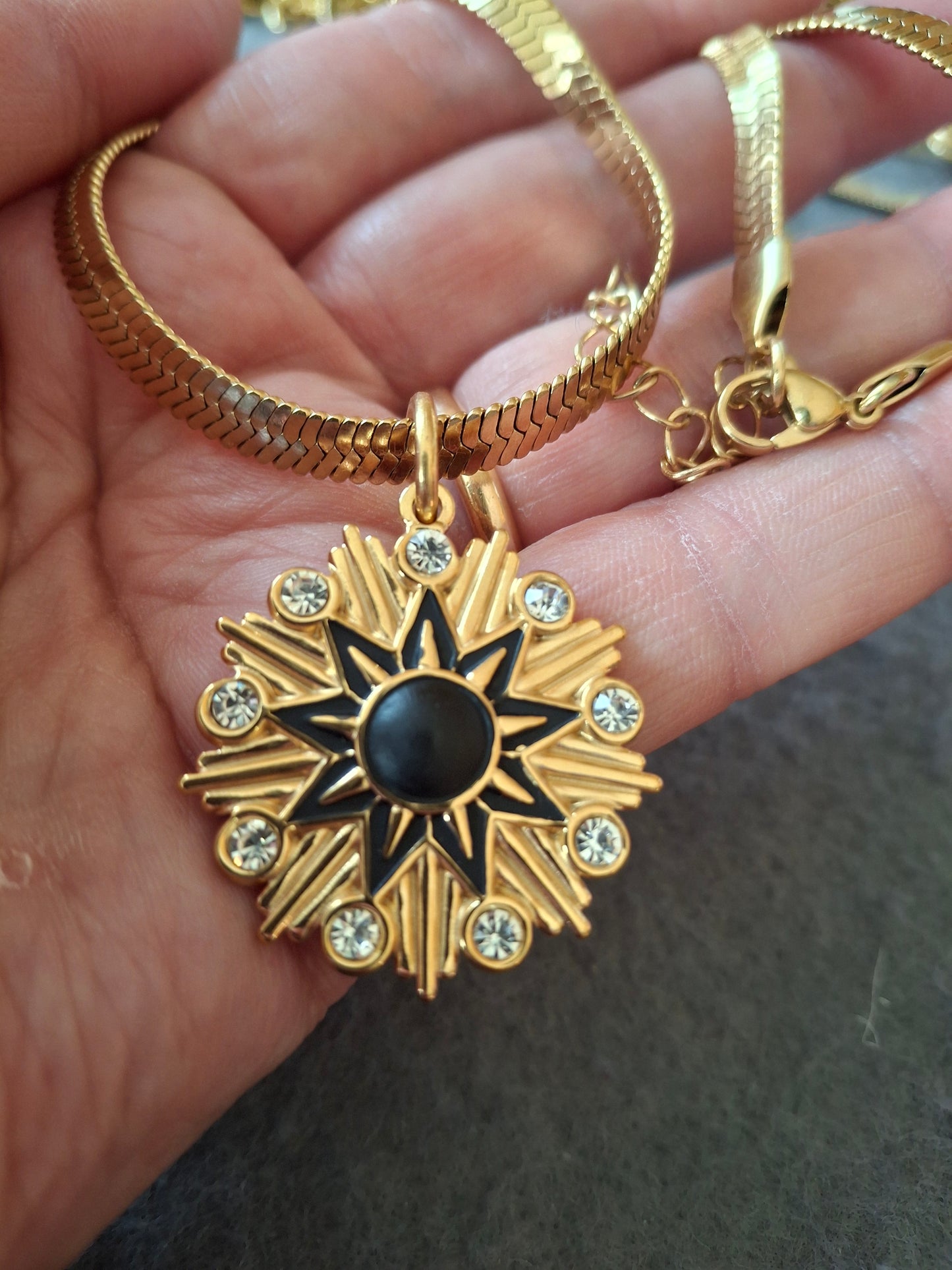 Beautiful necklace with a serpentine chain in 316 stainless steel and a large Polar Star pendant in 316 stainless steel.