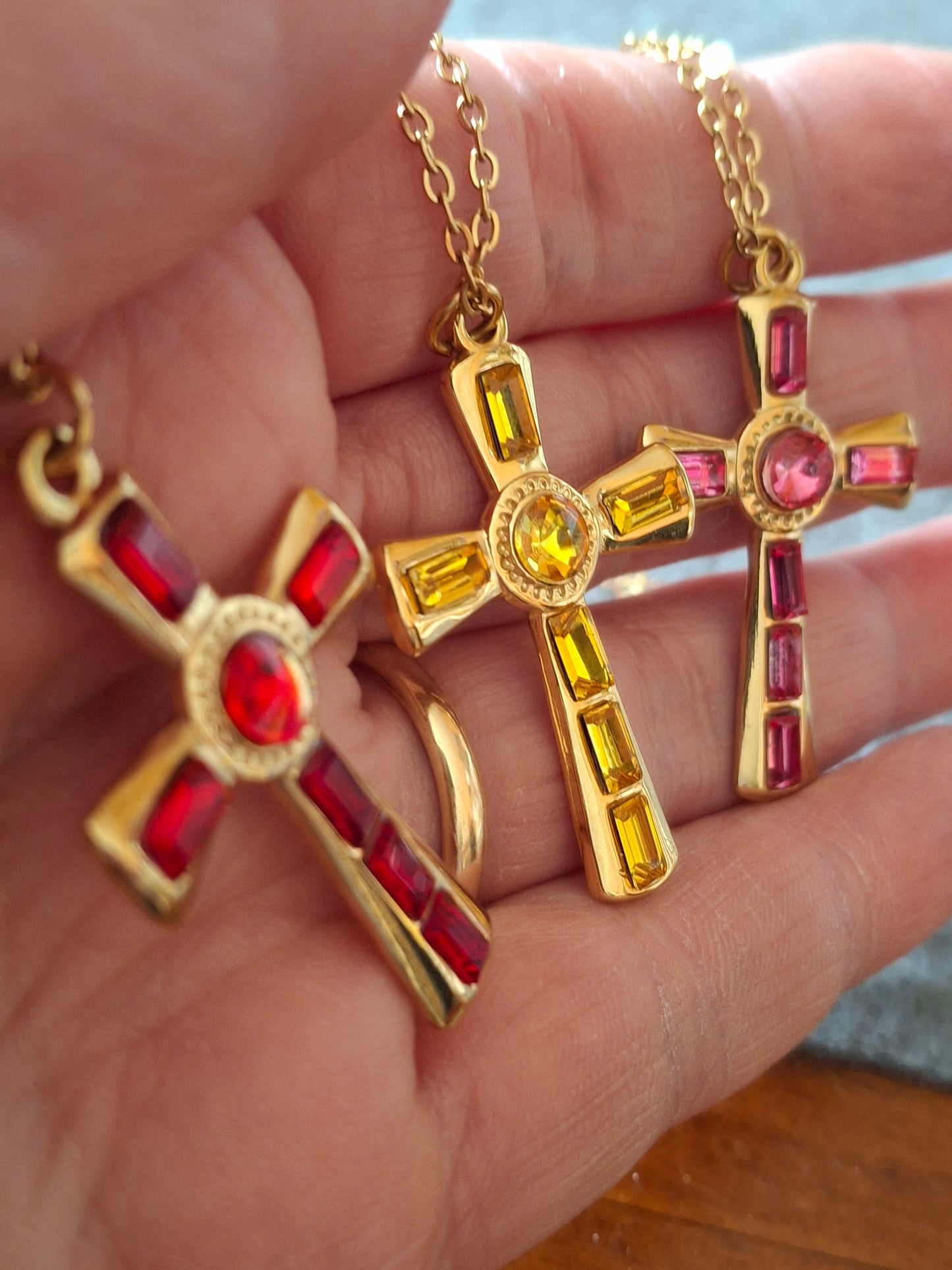 Halskette aus vergoldetem Edelstahl 316, Kreuzanhänger aus Edelstahl und 18-karätig vergoldeten Strasssteinen