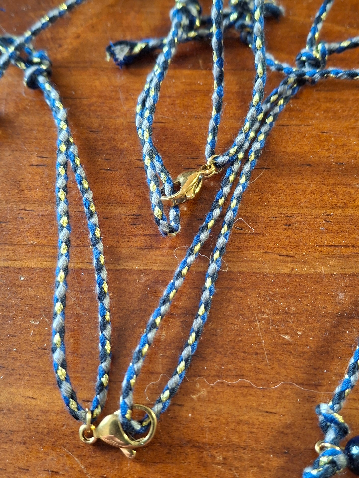 Handgefertigtes, hochwertiges, verstellbares Halsband aus geflochtenem Kordel.