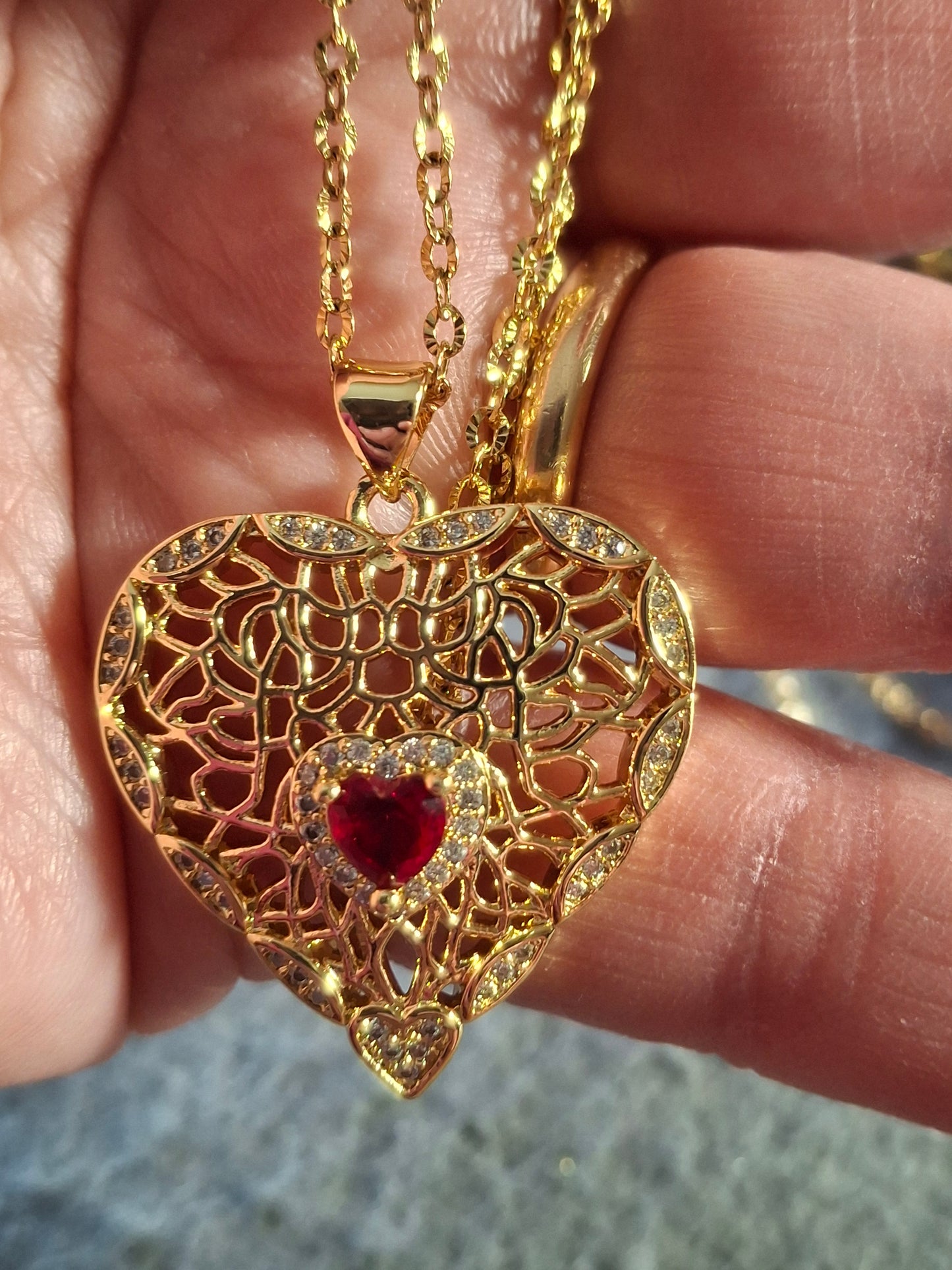 Collier chaîne dorée acier inoxydable stainless steel 316 pendentif coeur ajouré plaqué or 18K serti cristal et zirconium AAA austrian