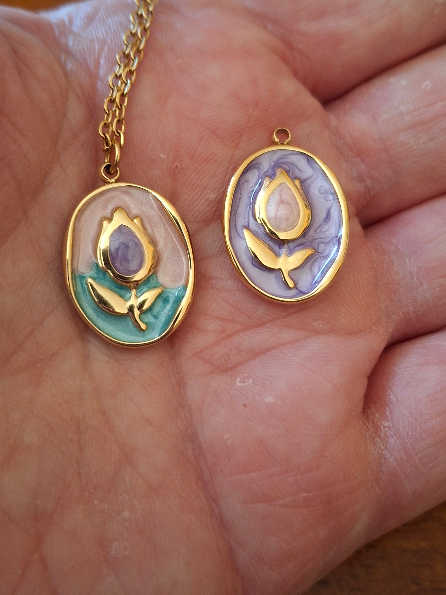Gold chain necklace in 316 stainless steel and pretty pendant in 316 stainless steel and enamel with tulip motif