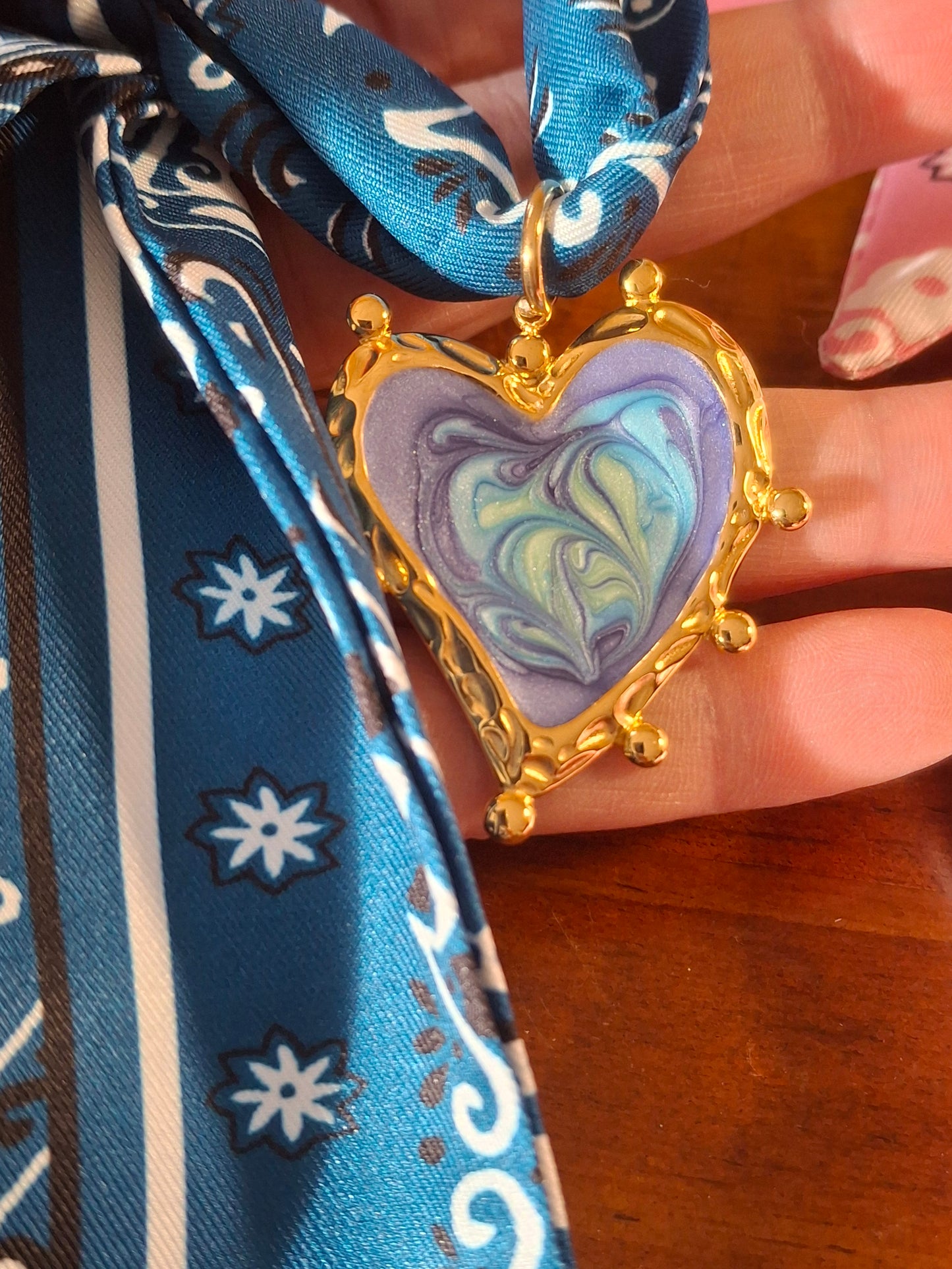 Collier foulard bandana grand pendentif coeur stainless steel 316 et email coloré réglable