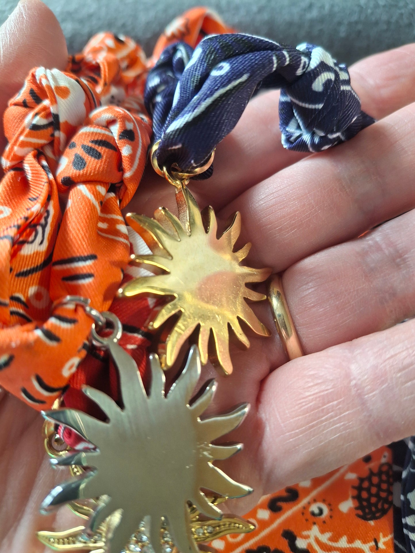 Halskette, Halstuch, Bandana zum Knoten, Anhänger Sonne, polierter Edelstahl 316, Zirkonia-Besatz, handgefertigt