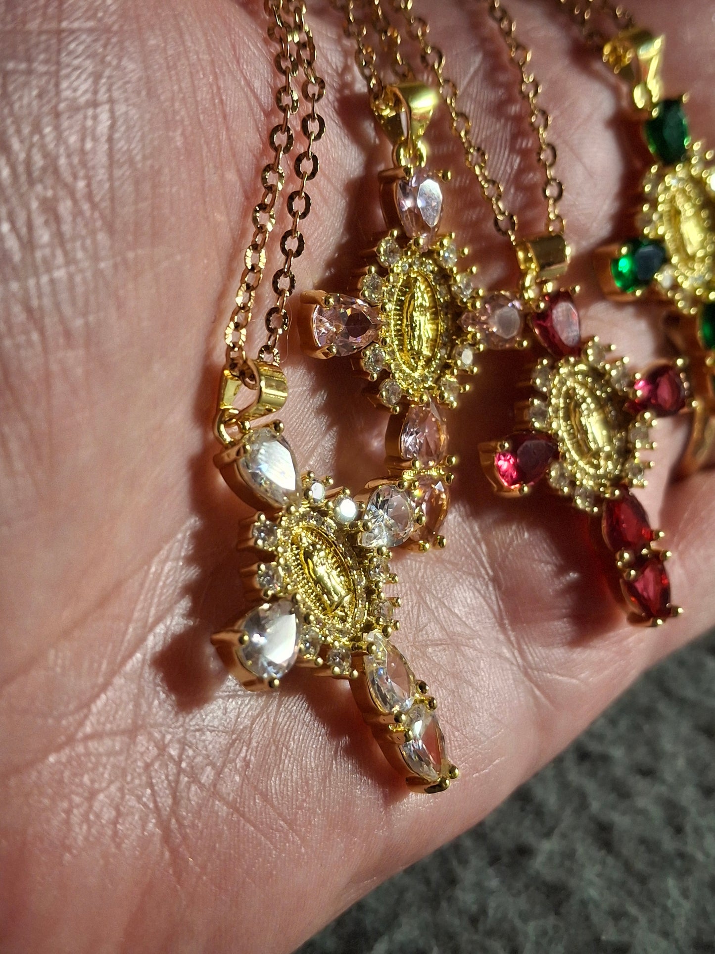 Collier chaîne dorée acier inoxydable stainless steel 316 ,croix baroque madone plaqué or 18K serti zirconium et cristal AAA