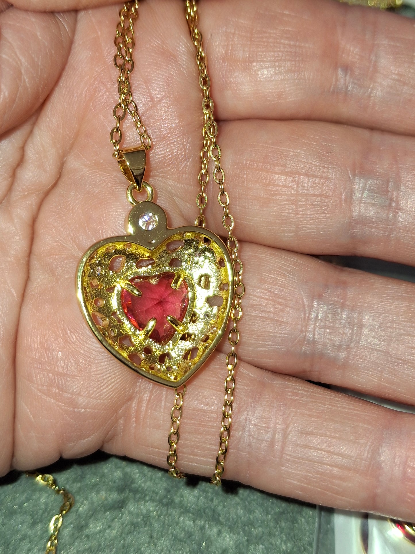 Collier chaîne dorée acier inoxydable stainless steel 316 pendentif coeur plaqué or 18K serti zirconium et cristal AAA austrian