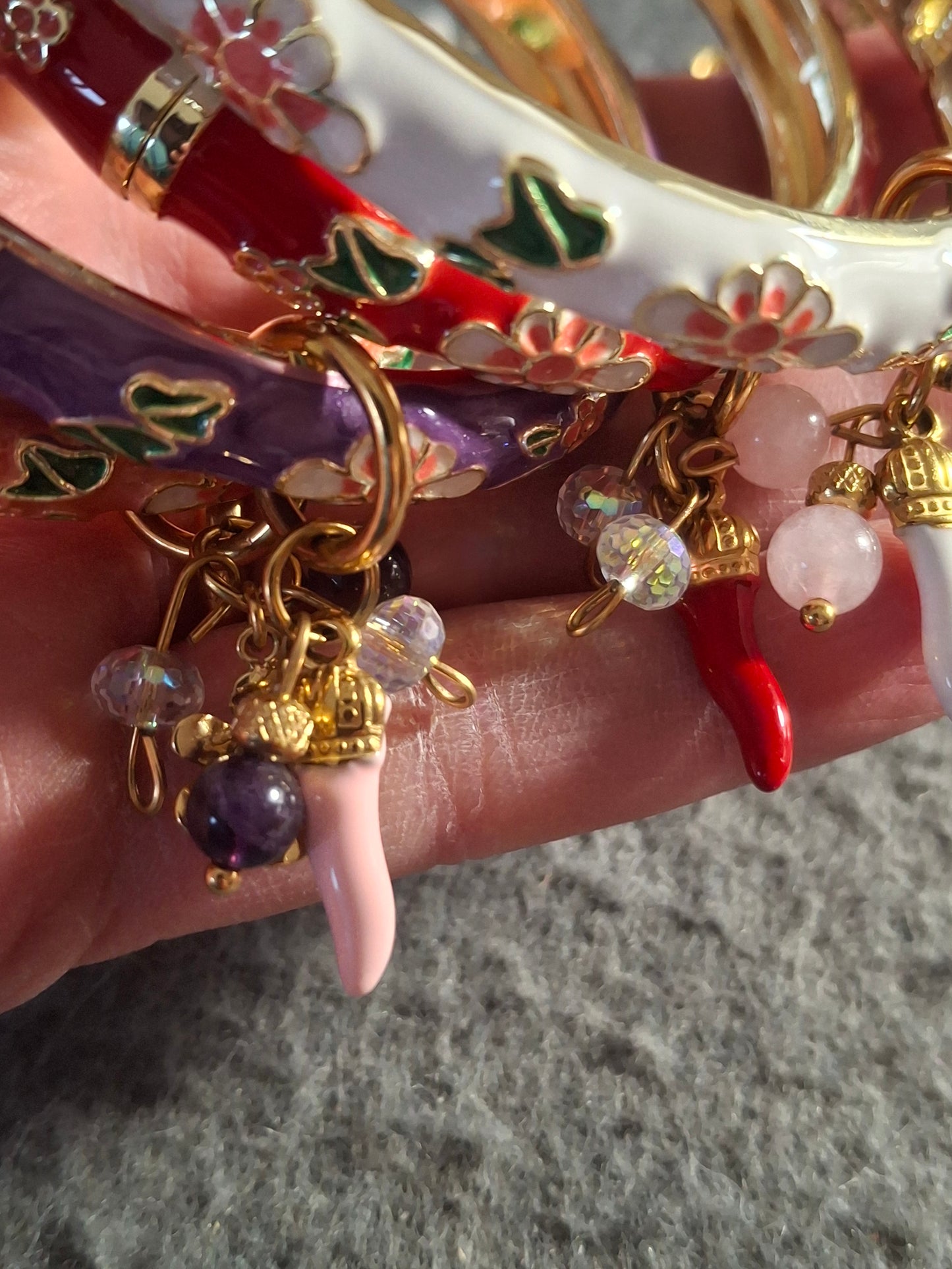 Joli jonc rigide à ressort en email cloisonné et breloques