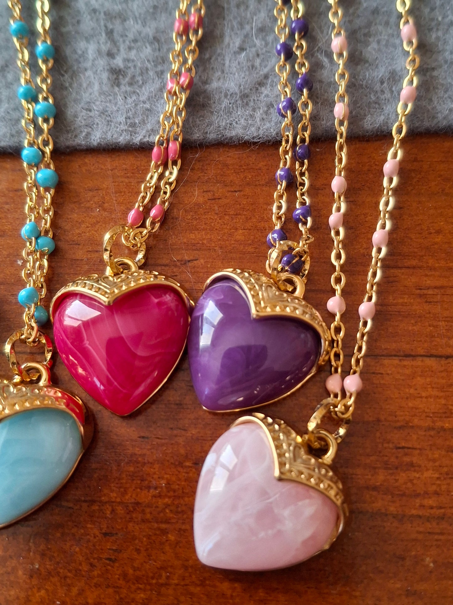 Collier chaîne dorée acier inoxydable stainless steel et perles en email coloré, grand cœur stainless steel 316 et résine colorée