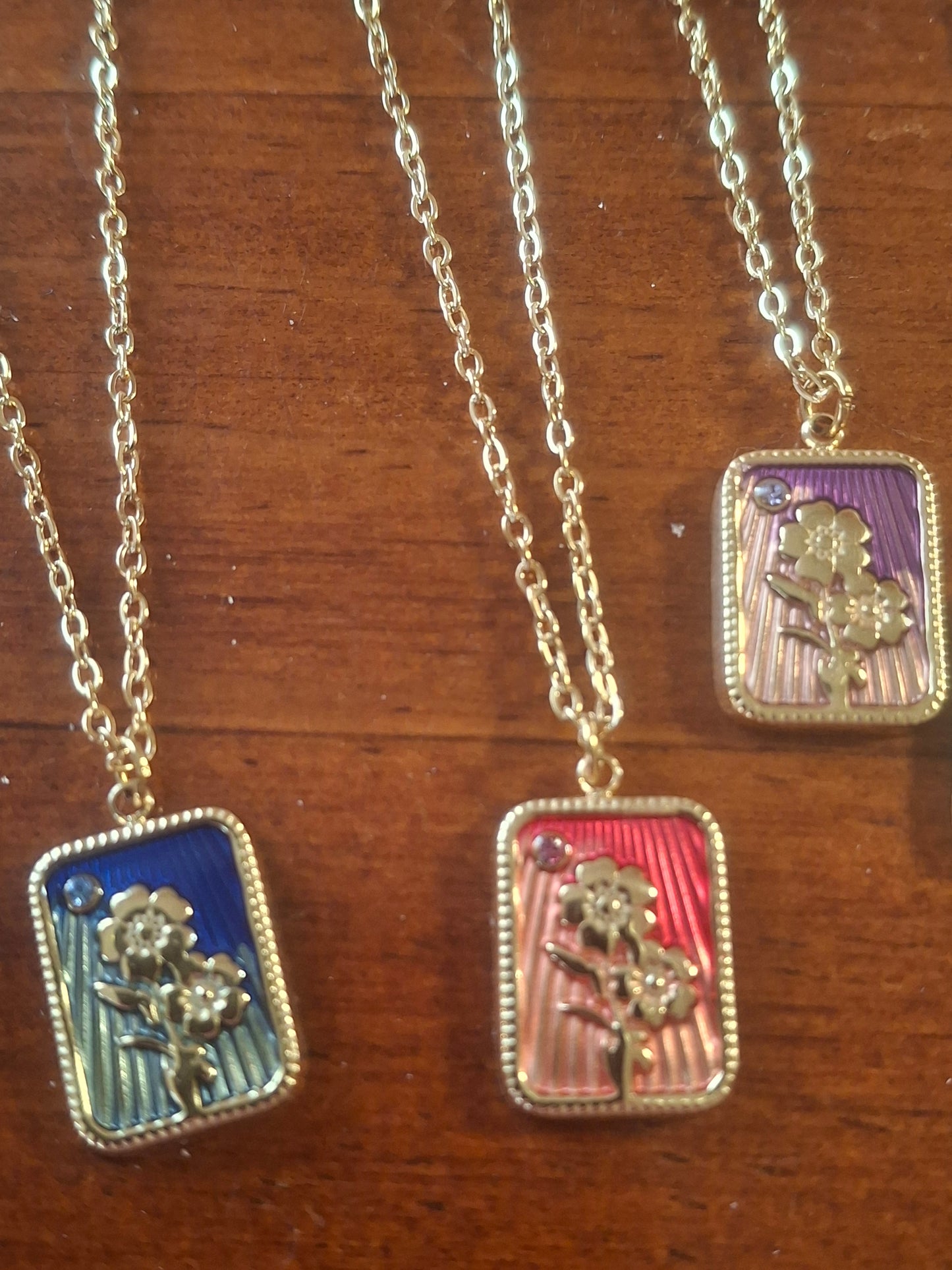 Collier chaîne dorée acier inoxydable stainless steel 316 pendentif stainless steel motif myosotis et email coloré