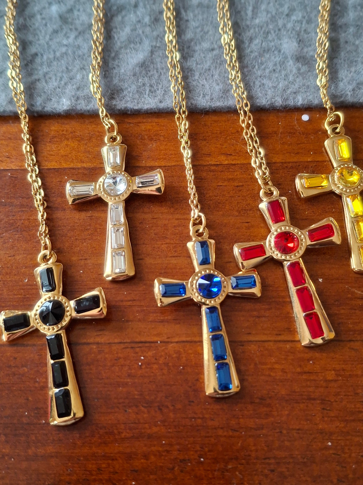 Halskette aus vergoldetem Edelstahl 316, Kreuzanhänger aus Edelstahl und 18-karätig vergoldeten Strasssteinen