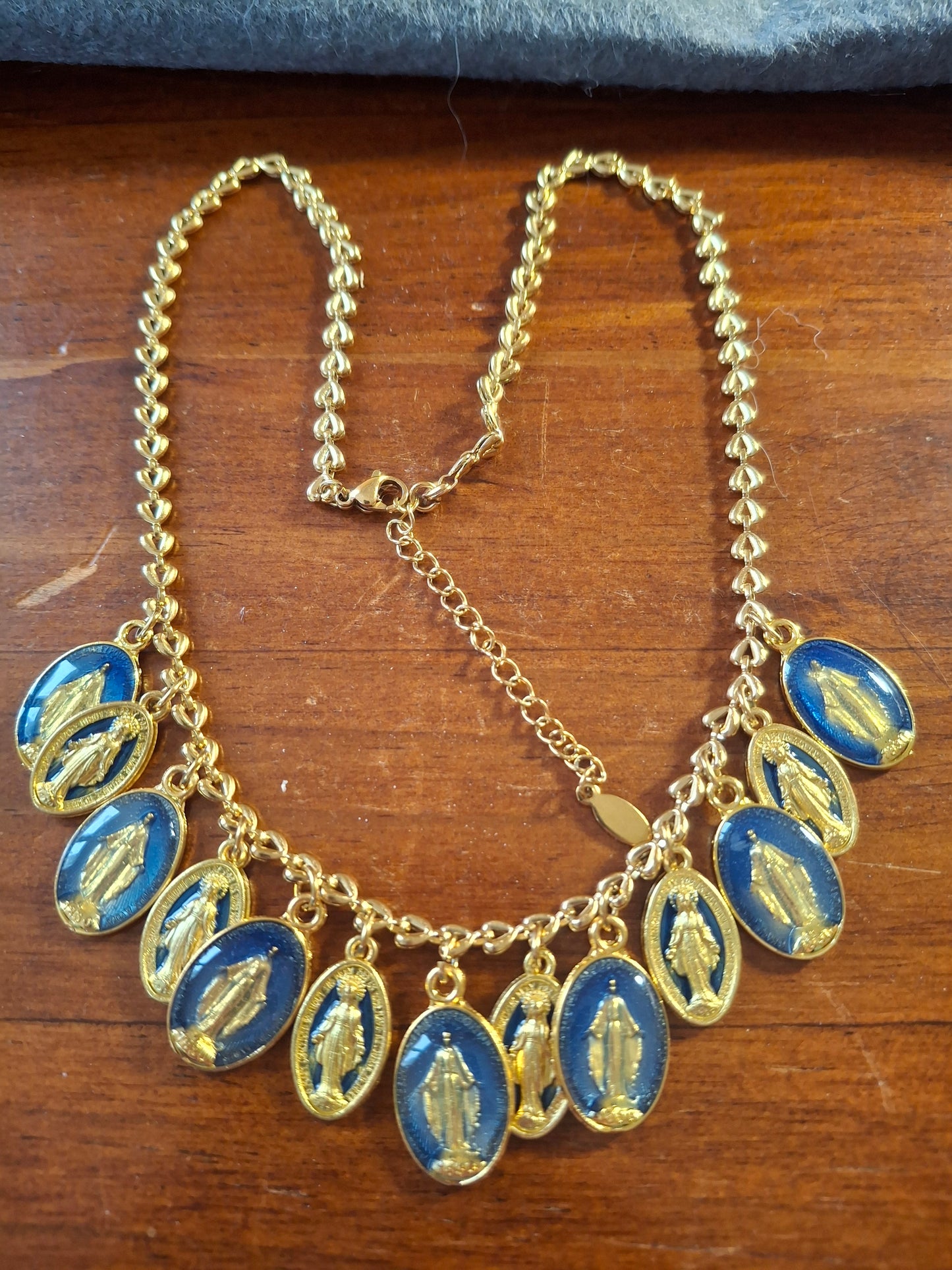 Collier chaîne dorée stainless steel motif cœurs et breloques madone handmade